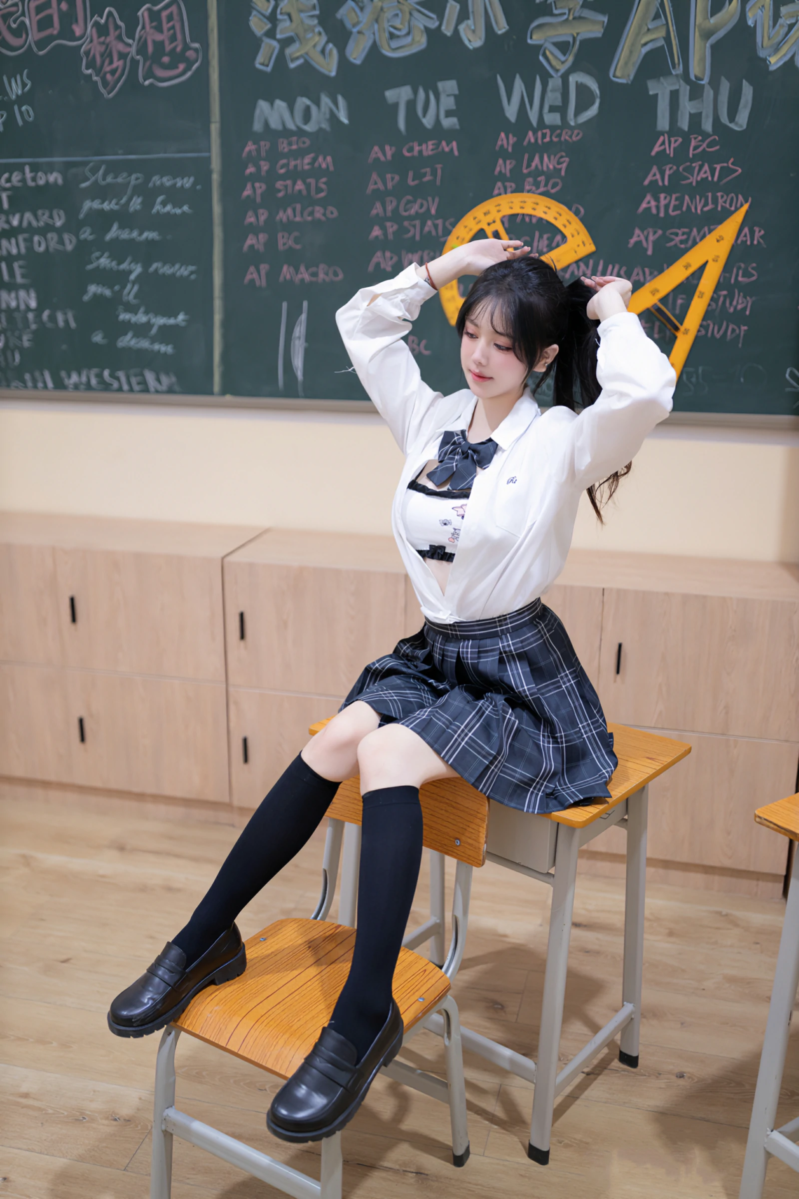 [秀人内购] 幼幼 诱人私拍福利 教室调教