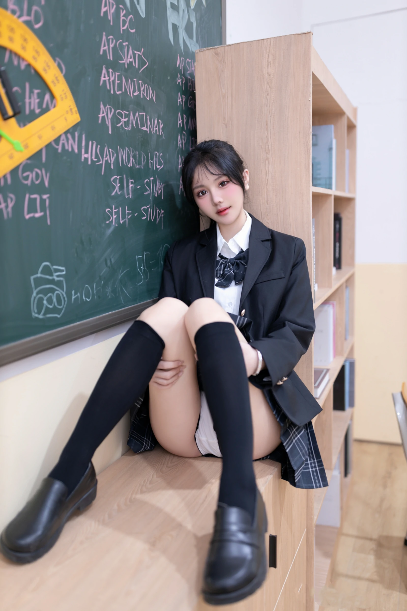 [秀人内购] 幼幼 诱人私拍福利 教室调教