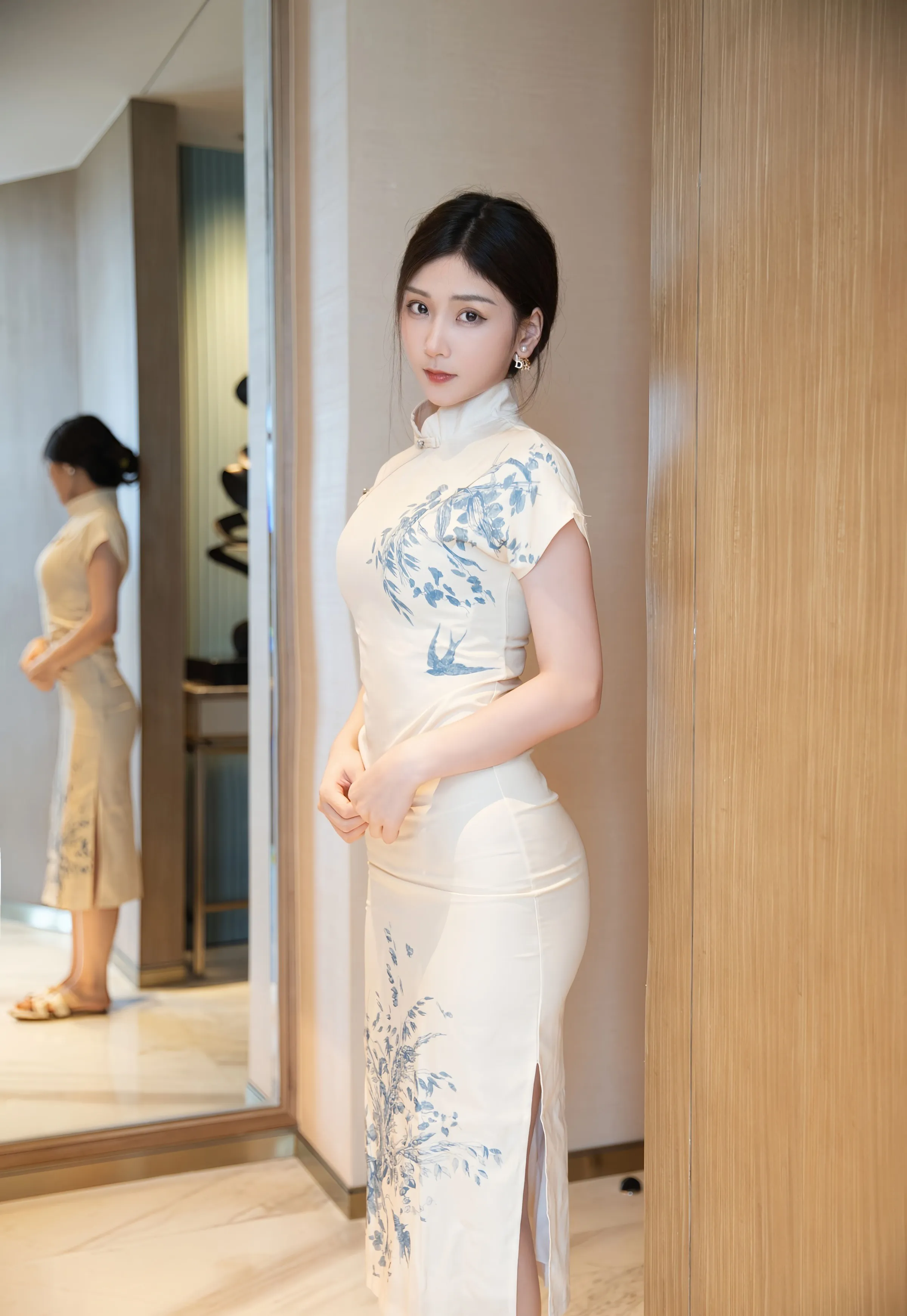 [XiuRen秀人网] 2025.07.31 No.10605 刘婷婷 浅色旗袍 肉色丝袜 性感写真 [72+1P]