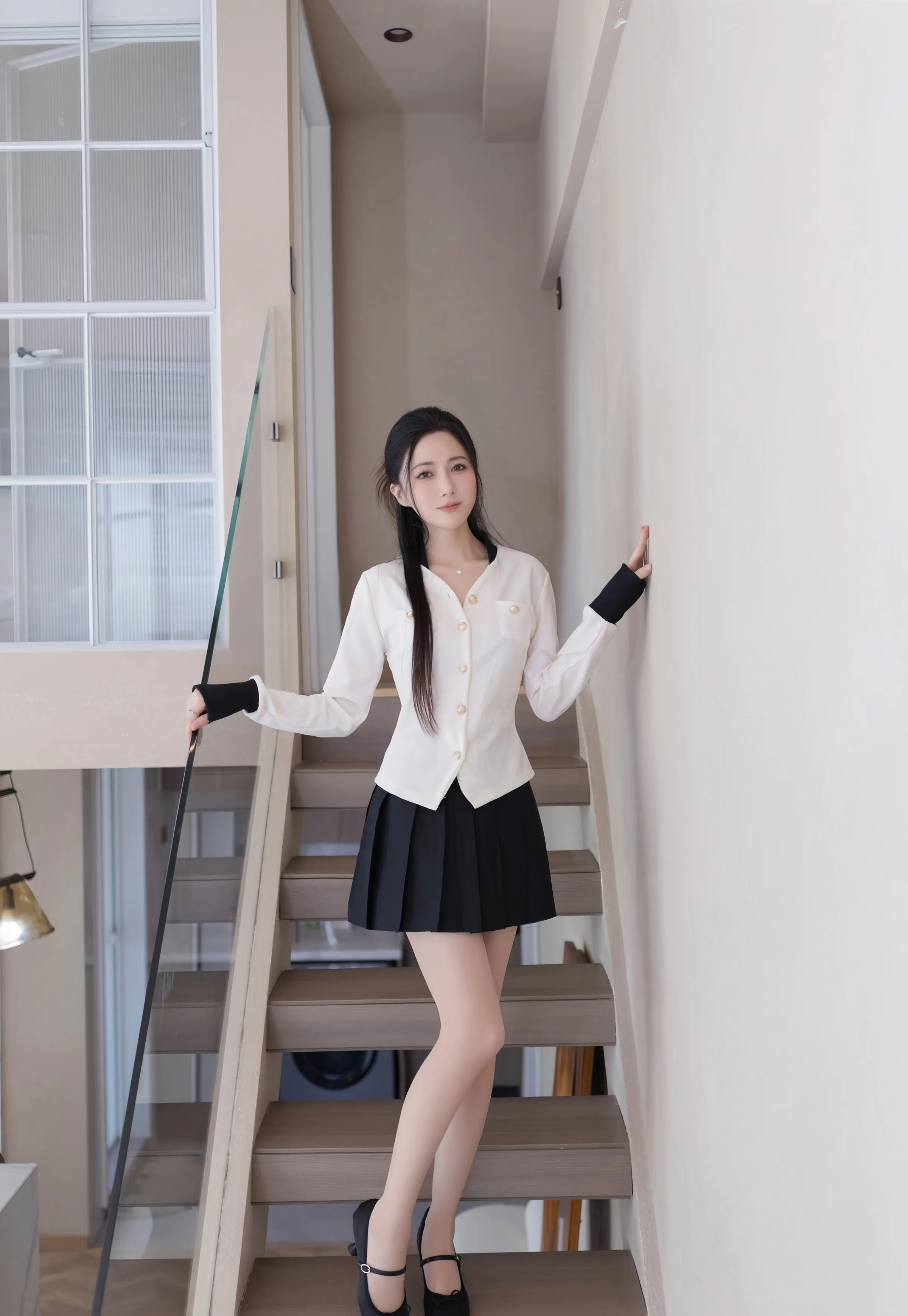 [XiuRen秀人网] 2025.08.01 No.10615 鱼子酱Fish 性感黑色短裙 长沙旅拍写真 [82+1P]