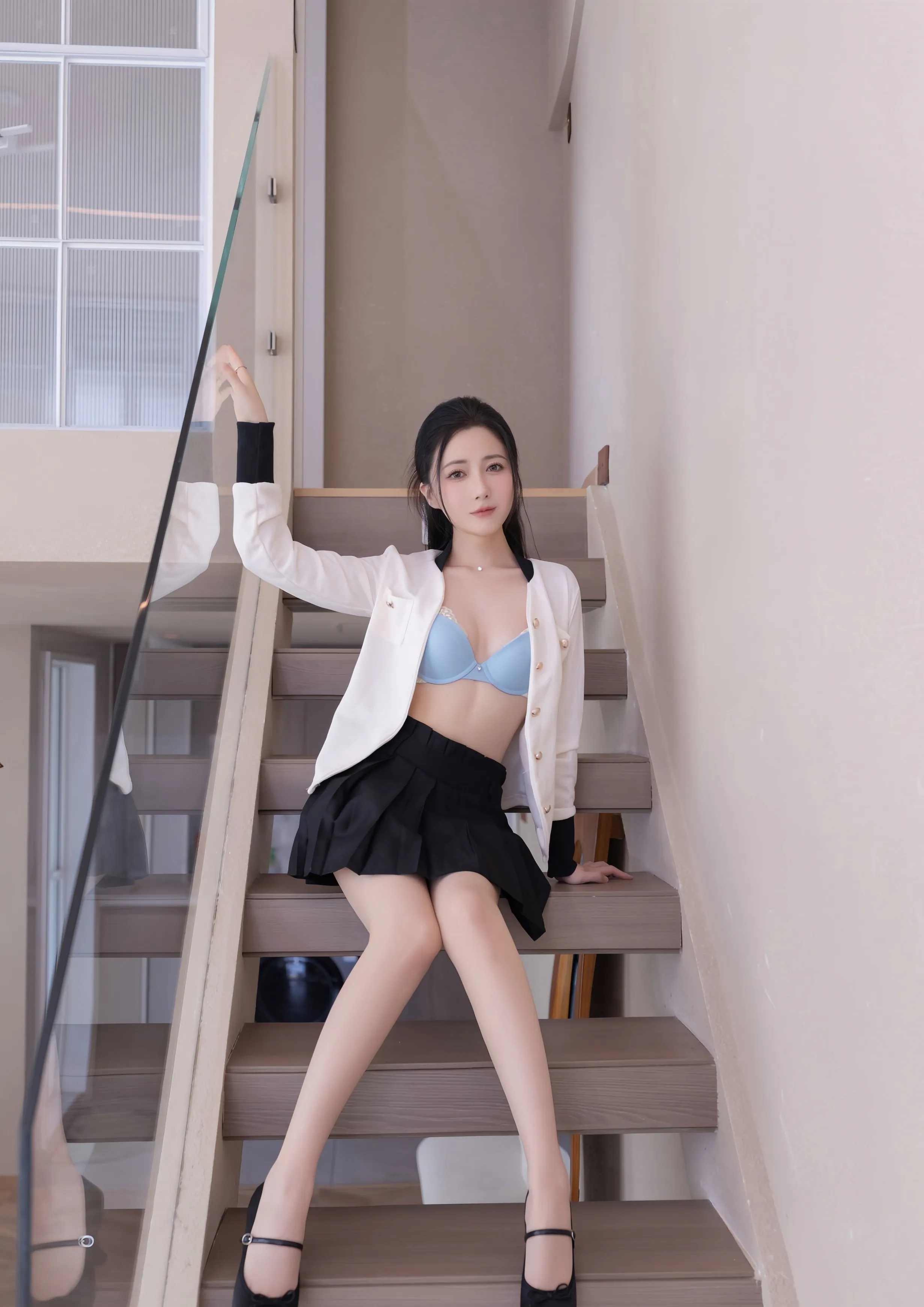 [XiuRen秀人网] 2025.08.01 No.10615 鱼子酱Fish 性感黑色短裙 长沙旅拍写真 [82+1P]