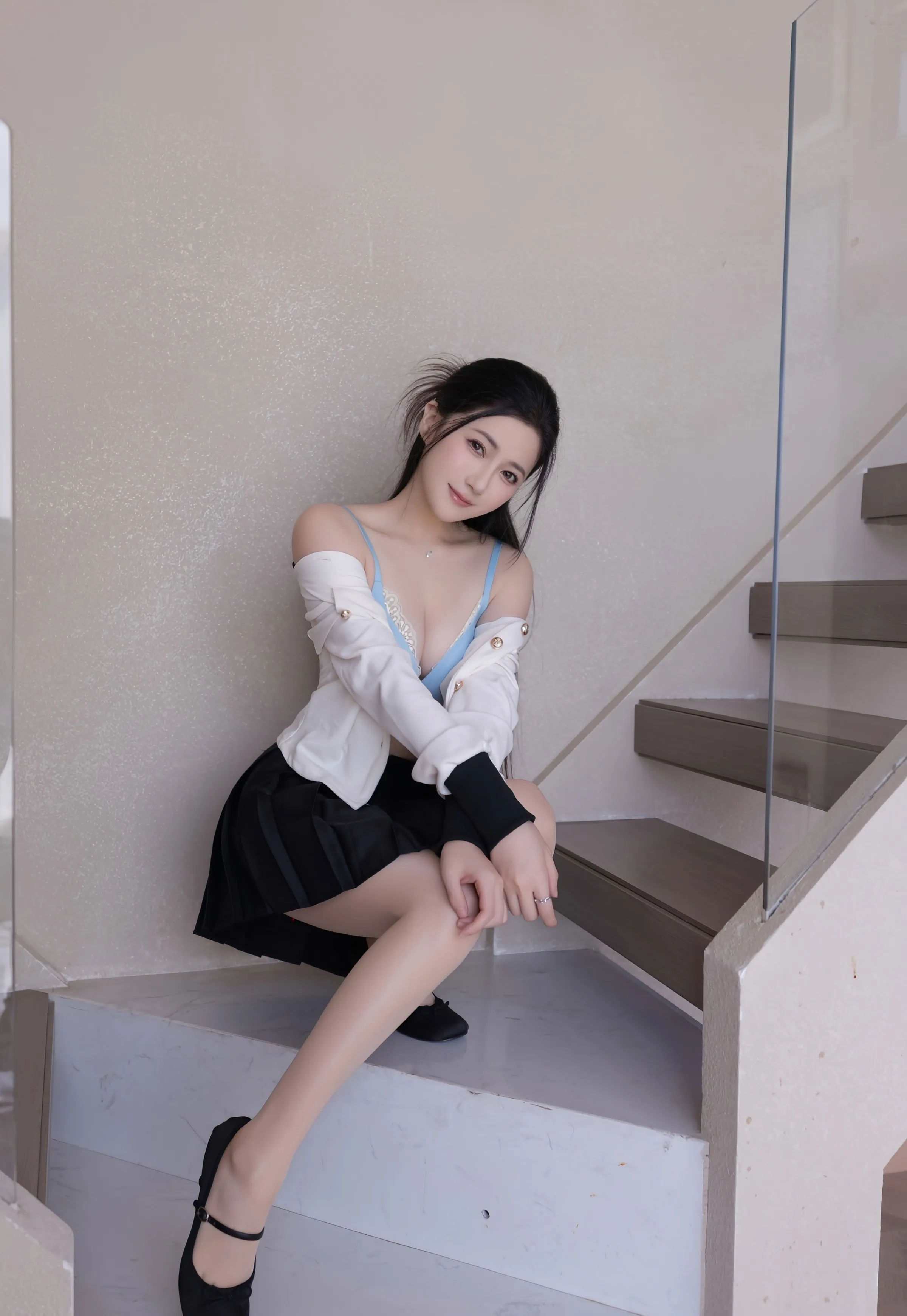 [XiuRen秀人网] 2025.08.01 No.10615 鱼子酱Fish 性感黑色短裙 长沙旅拍写真 [82+1P]