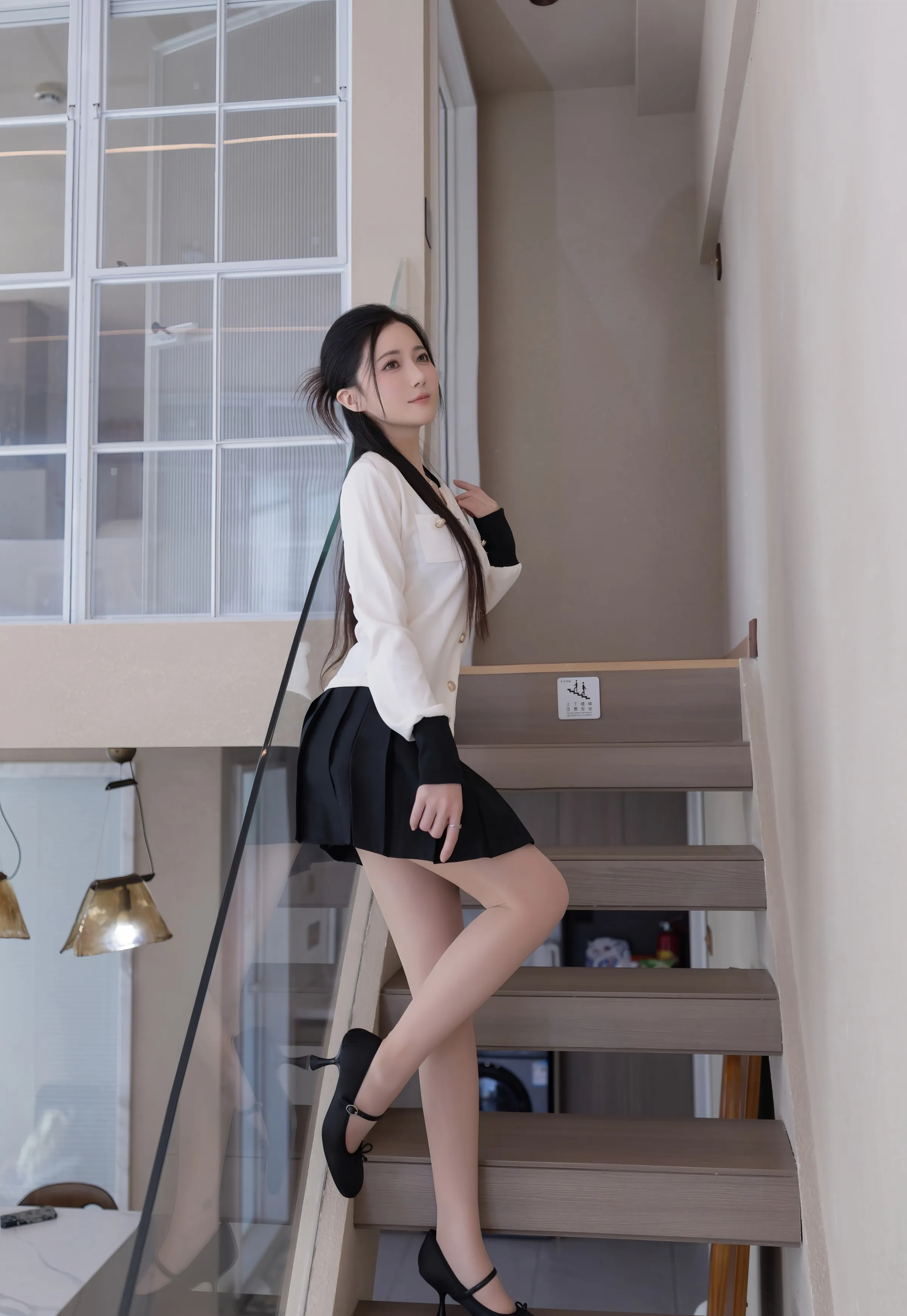 [XiuRen秀人网] 2025.08.01 No.10615 鱼子酱Fish 性感黑色短裙 长沙旅拍写真 [82+1P]
