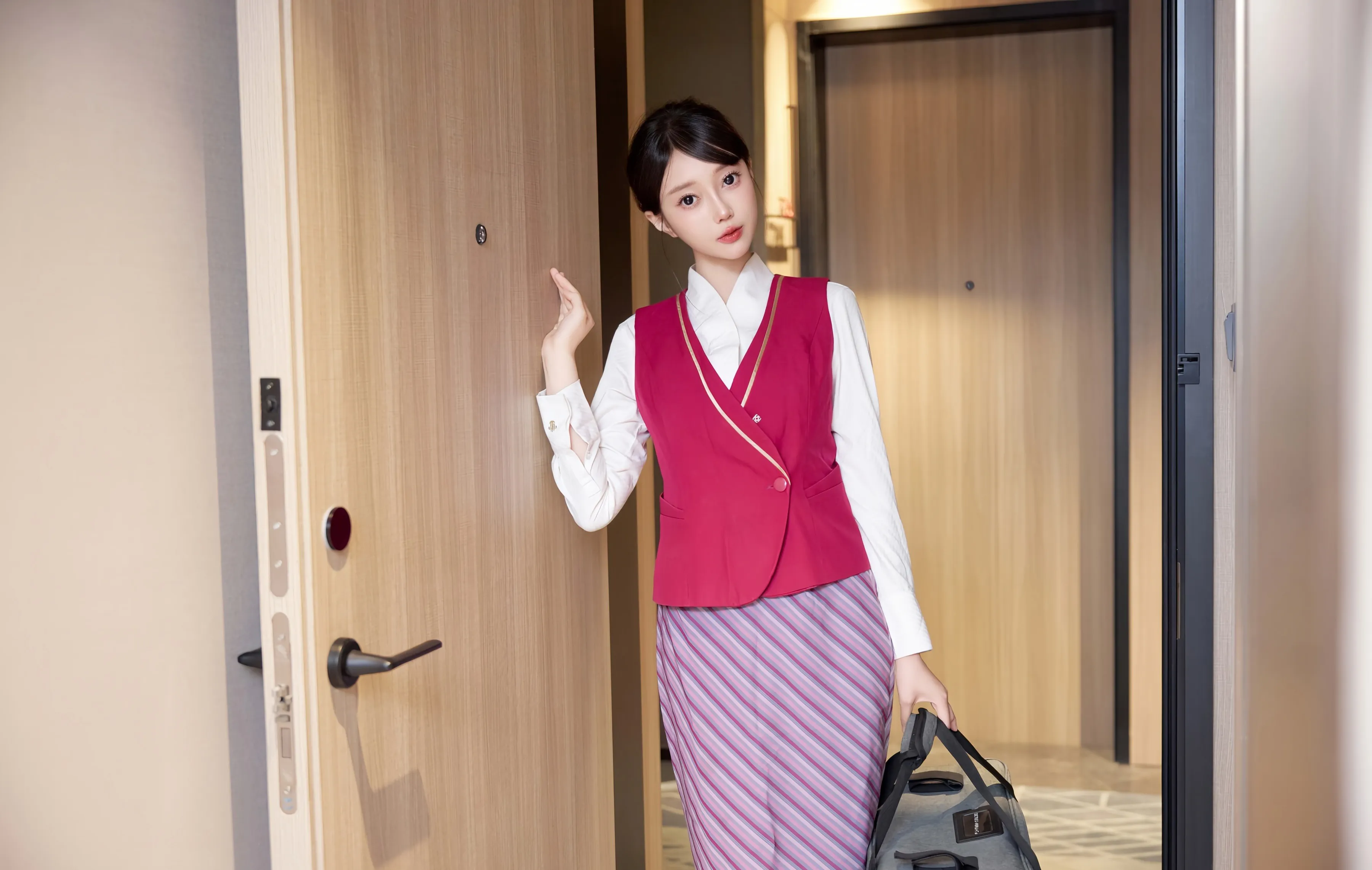 [XiuRen秀人网] 2025.08.04 No.10620 玥儿玥er 空姐制服 魅惑黑丝 性感写真 [70+1P]