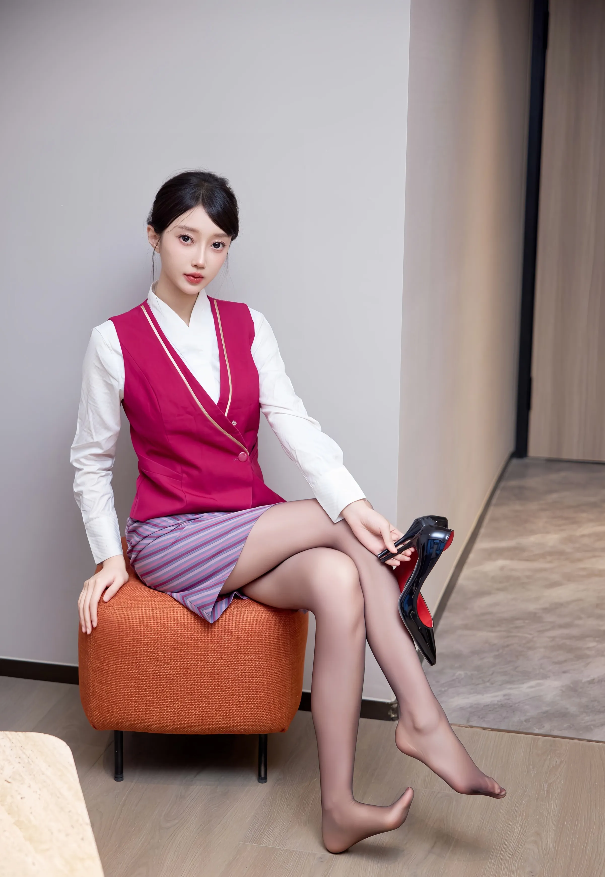 [XiuRen秀人网] 2025.08.04 No.10620 玥儿玥er 空姐制服 魅惑黑丝 性感写真 [70+1P]