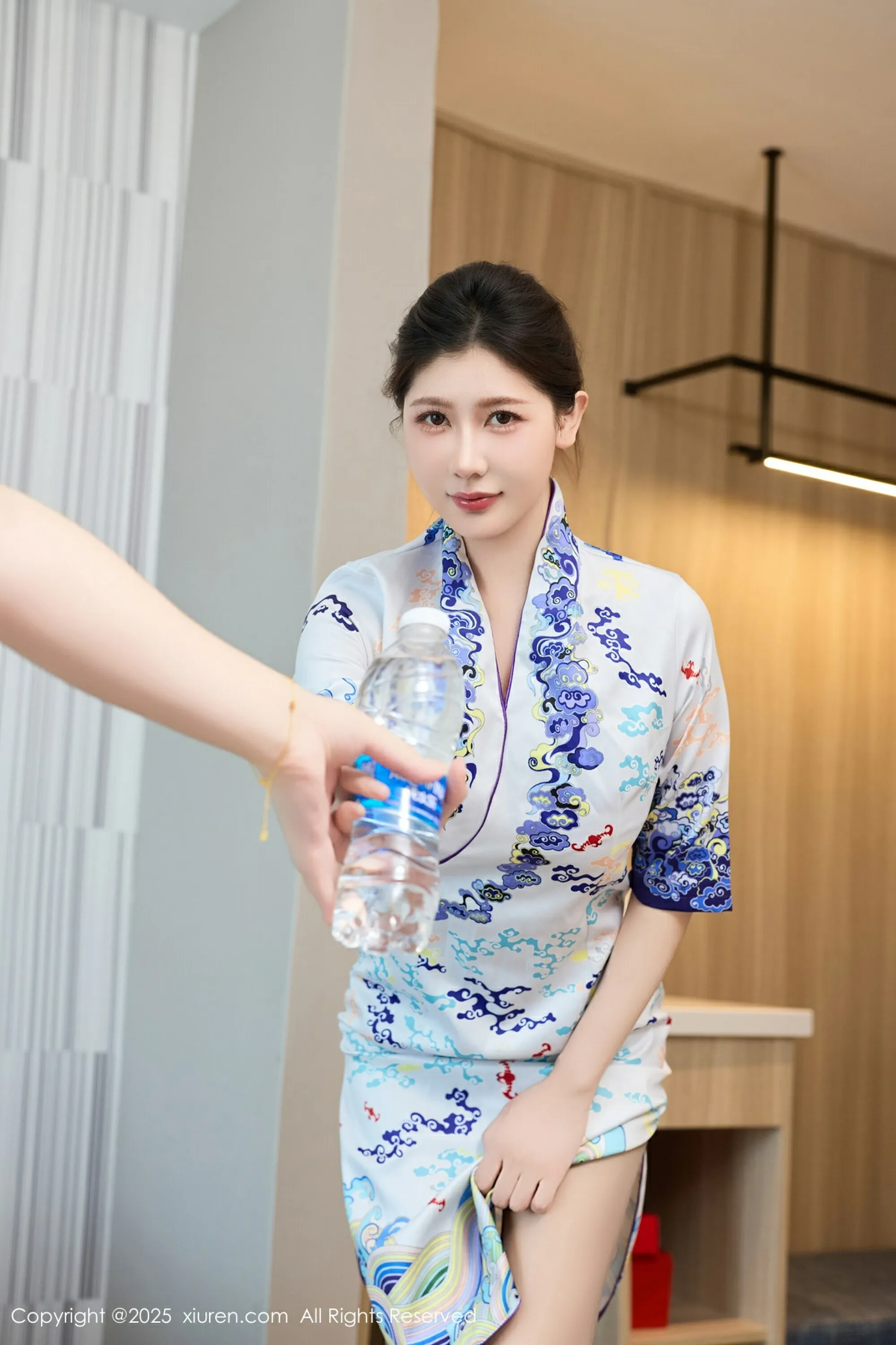 [XiuRen秀人网] 2025.08.15 No.10654 尹甜甜 空姐制服 灰色丝袜 性感写真 [54+1P]