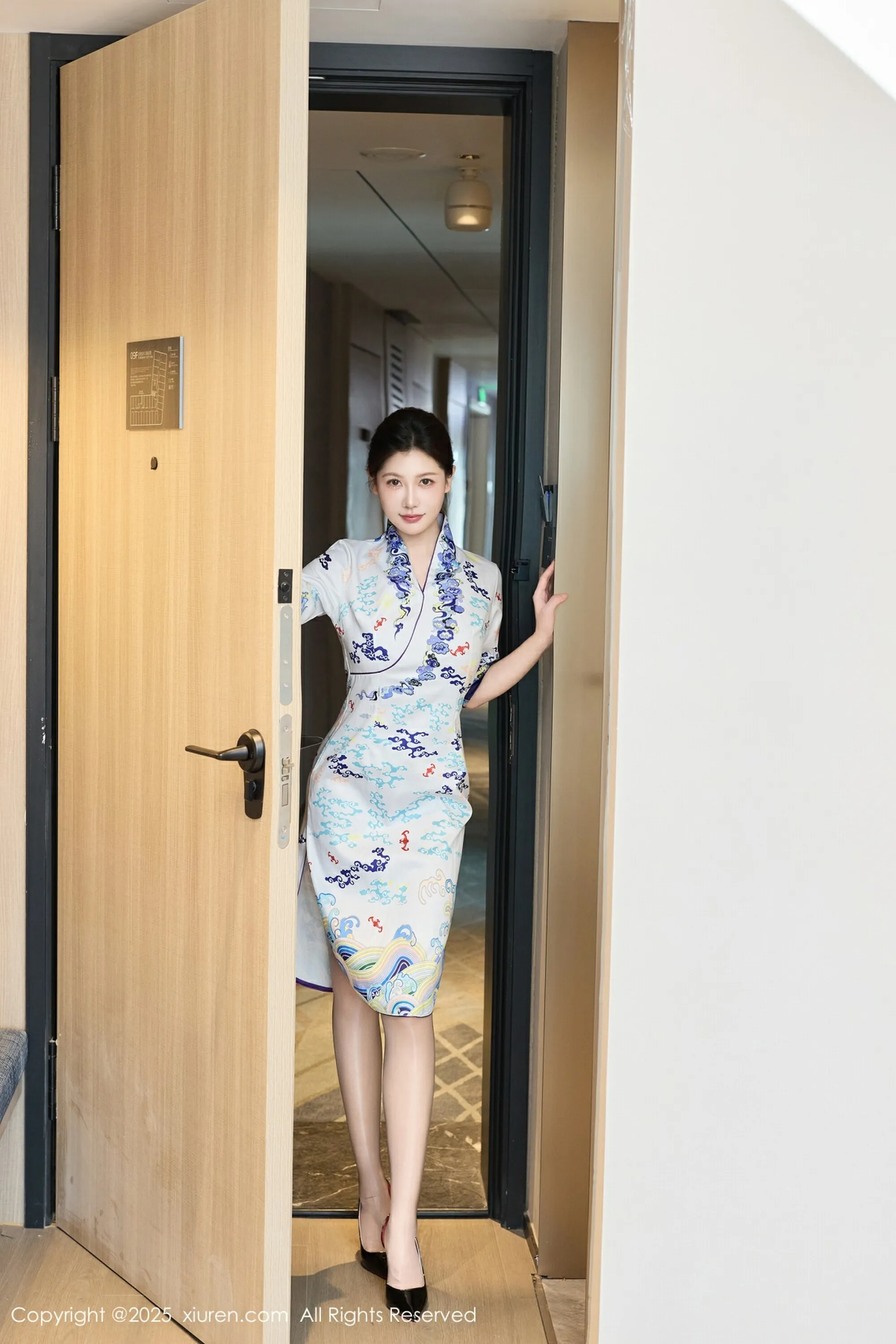 [XiuRen秀人网] 2025.08.15 No.10654 尹甜甜 空姐制服 灰色丝袜 性感写真 [54+1P]