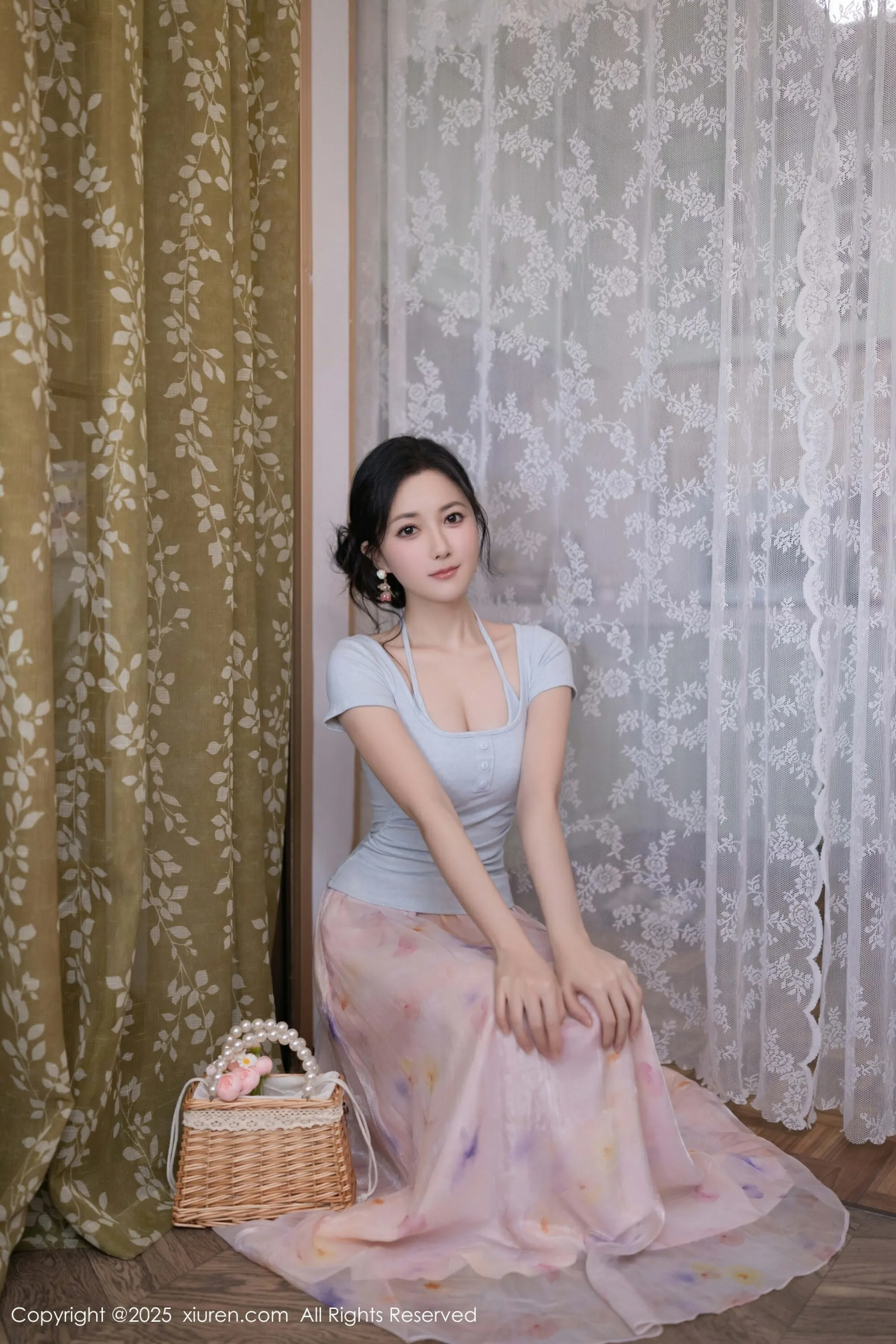 [XiuRen秀人网] 2025.08.15 No.10656 鱼子酱Fish 性感黑色短裙 长沙旅拍写真 [80+1P]