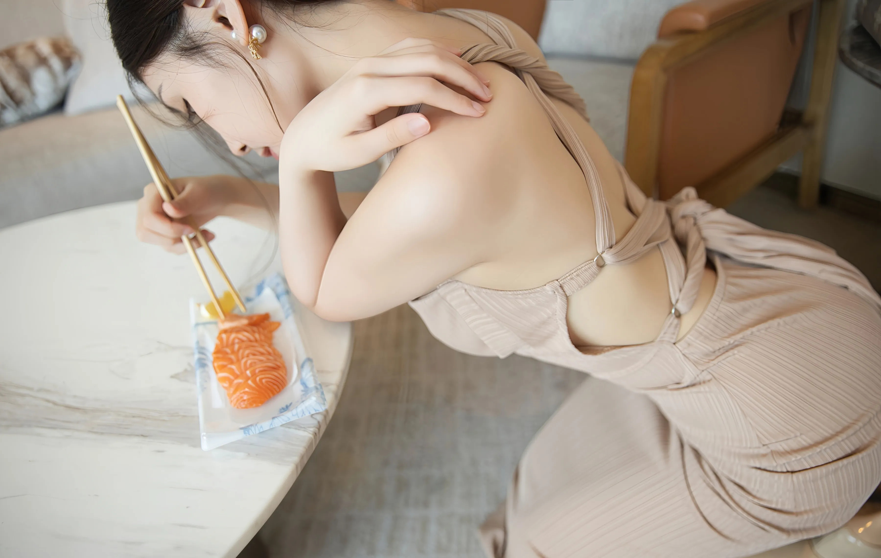 [XiuRen秀人网] 2025.08.22 No.10678 刘婷婷 肉色连衣裙 肉色丝袜 性感写真 [58+1P]
