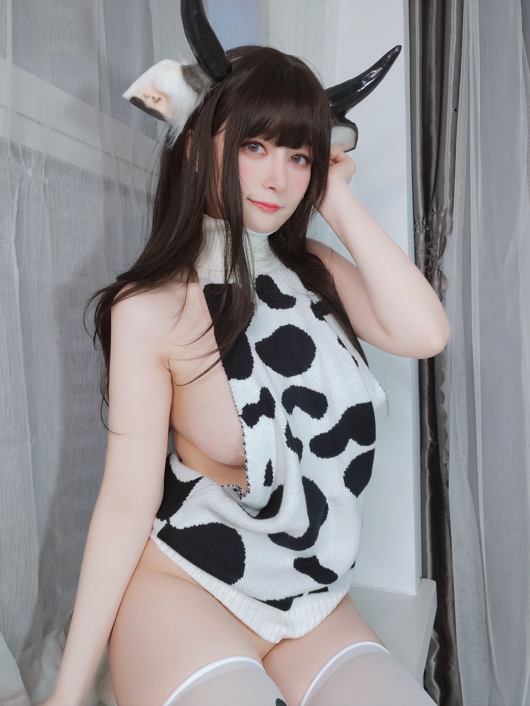 [COSPLAY] Coser小姐姐白银 – 可爱的奶牛