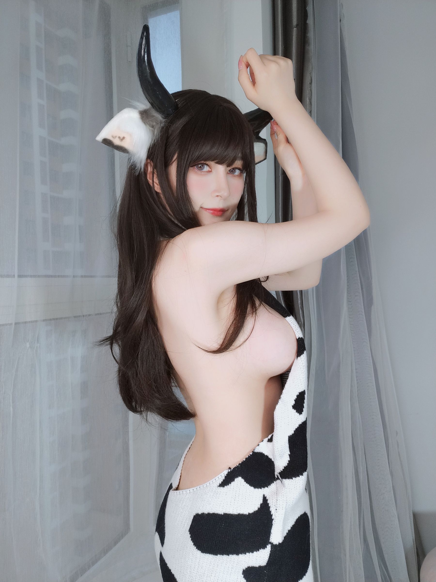 [COSPLAY] Coser小姐姐白银 – 可爱的奶牛