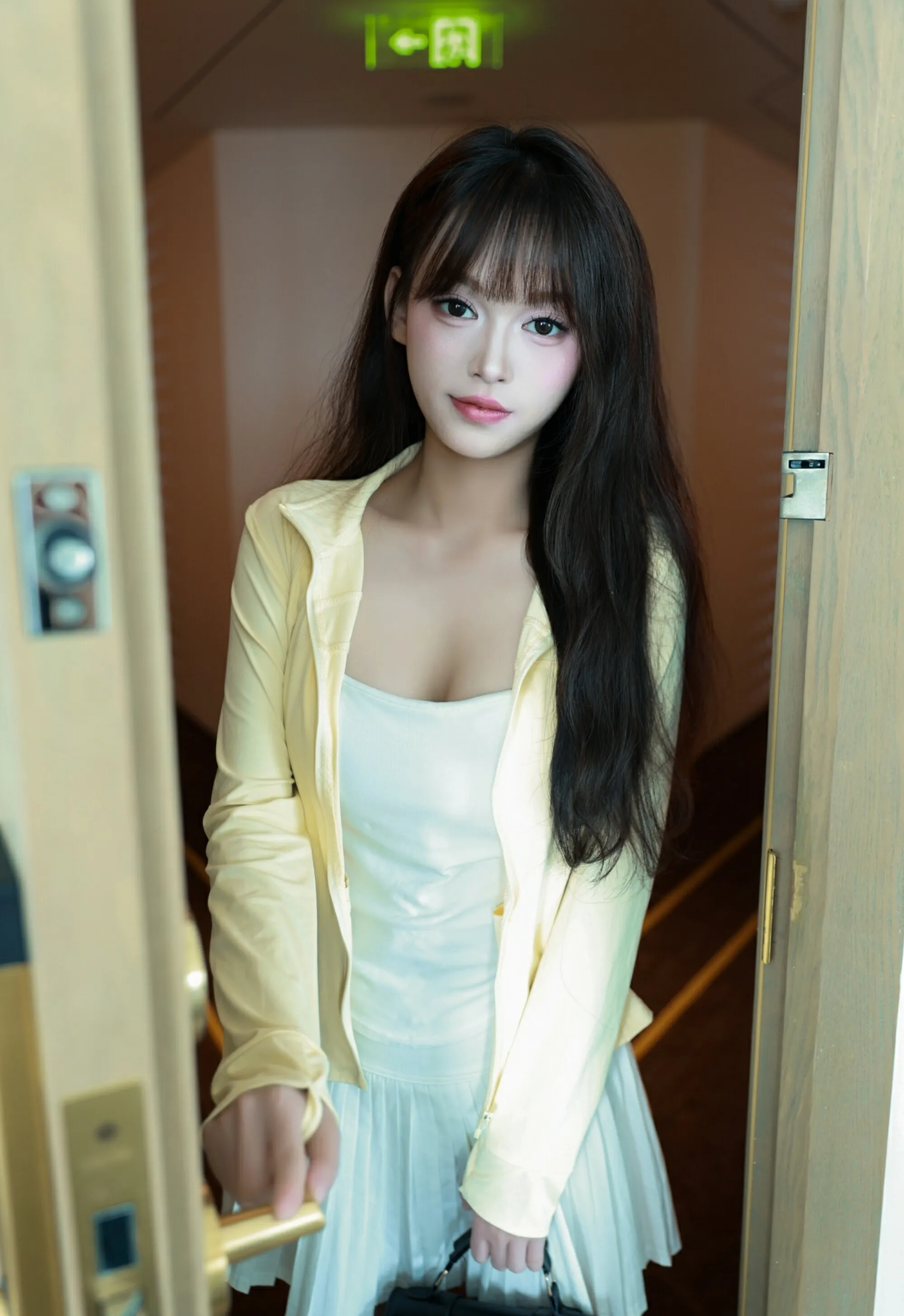 [XiuRen秀人网] 2025.08.28 No.10702 糯咪 白色短裙 白色丝袜 性感写真 [82+1P]