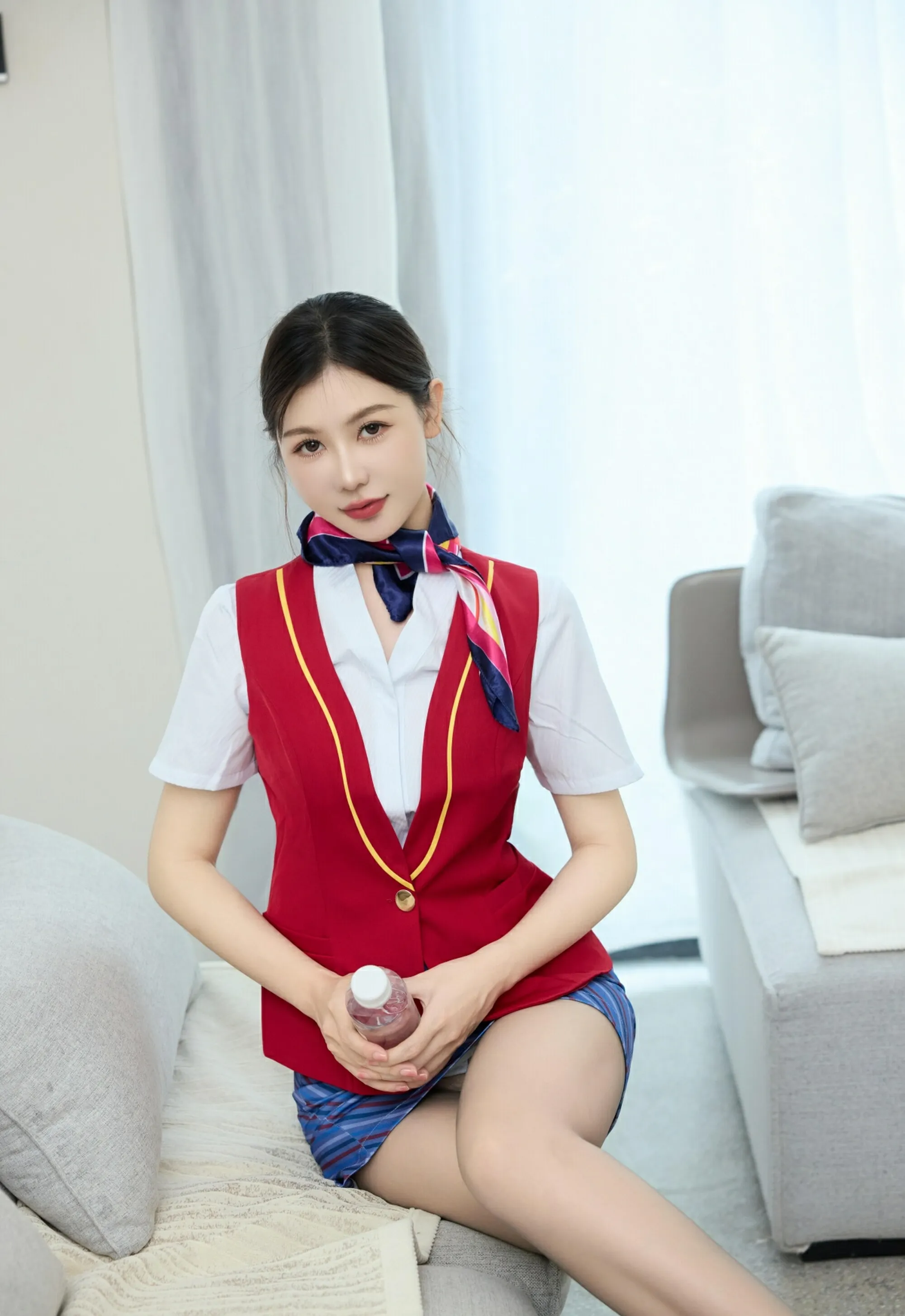 [XiuRen秀人网] 2025.08.28 No.10703 尹甜甜 红色乘务员制服 灰丝 性感写真 [80+1P]