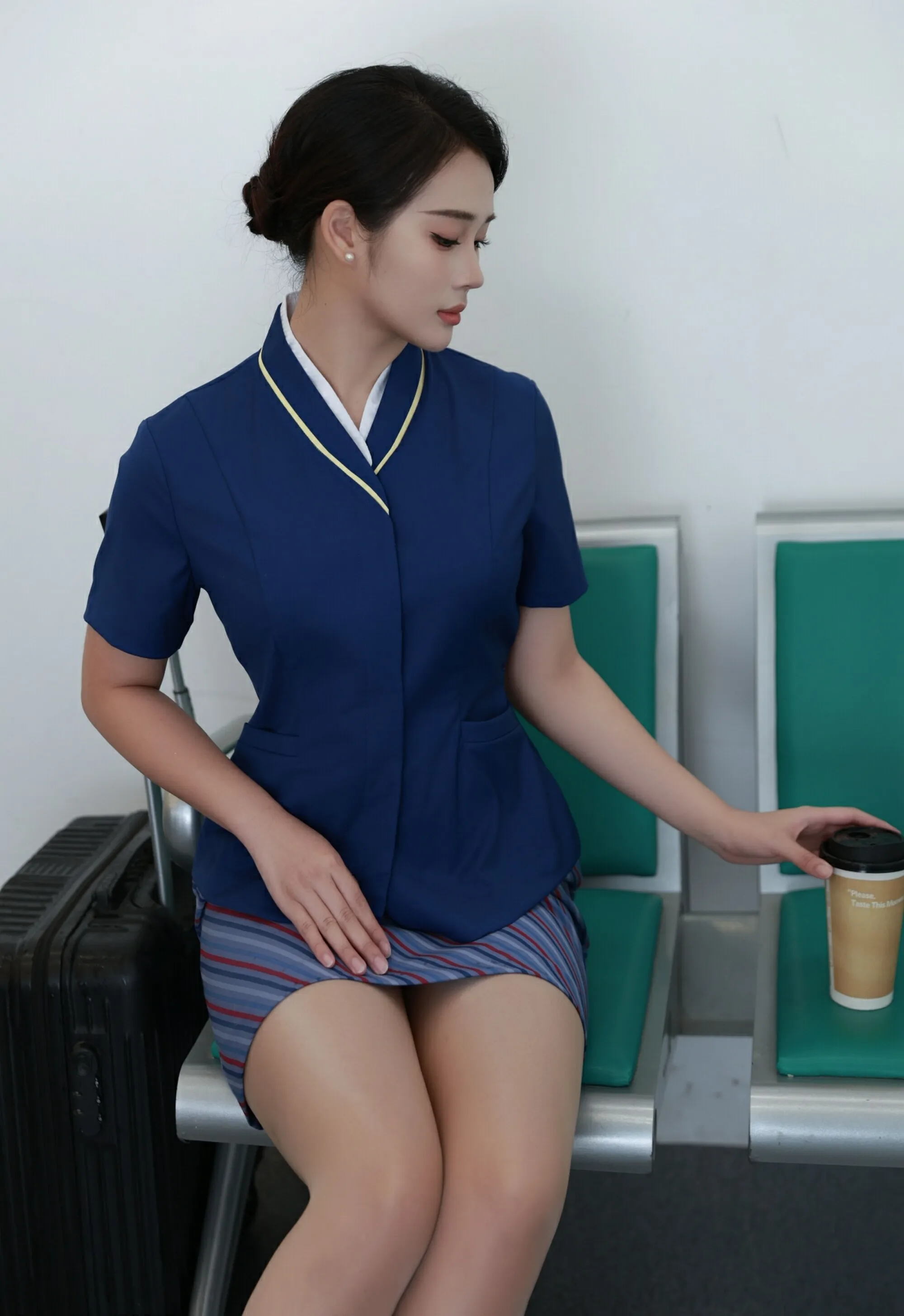 [XiuRen秀人网] 2025.08.29 No.10708 南乔 蓝色空姐制服 性感写真 [64+1P]