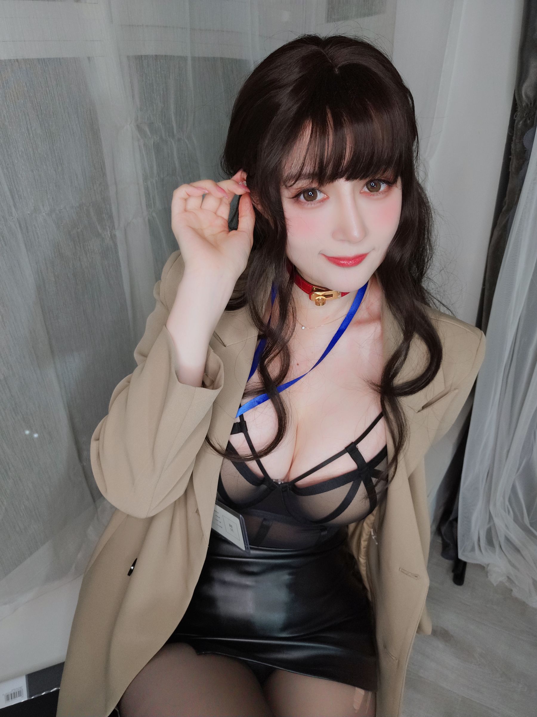 [COSPLAY] Coser小姐姐白银 – 风衣黑丝OL