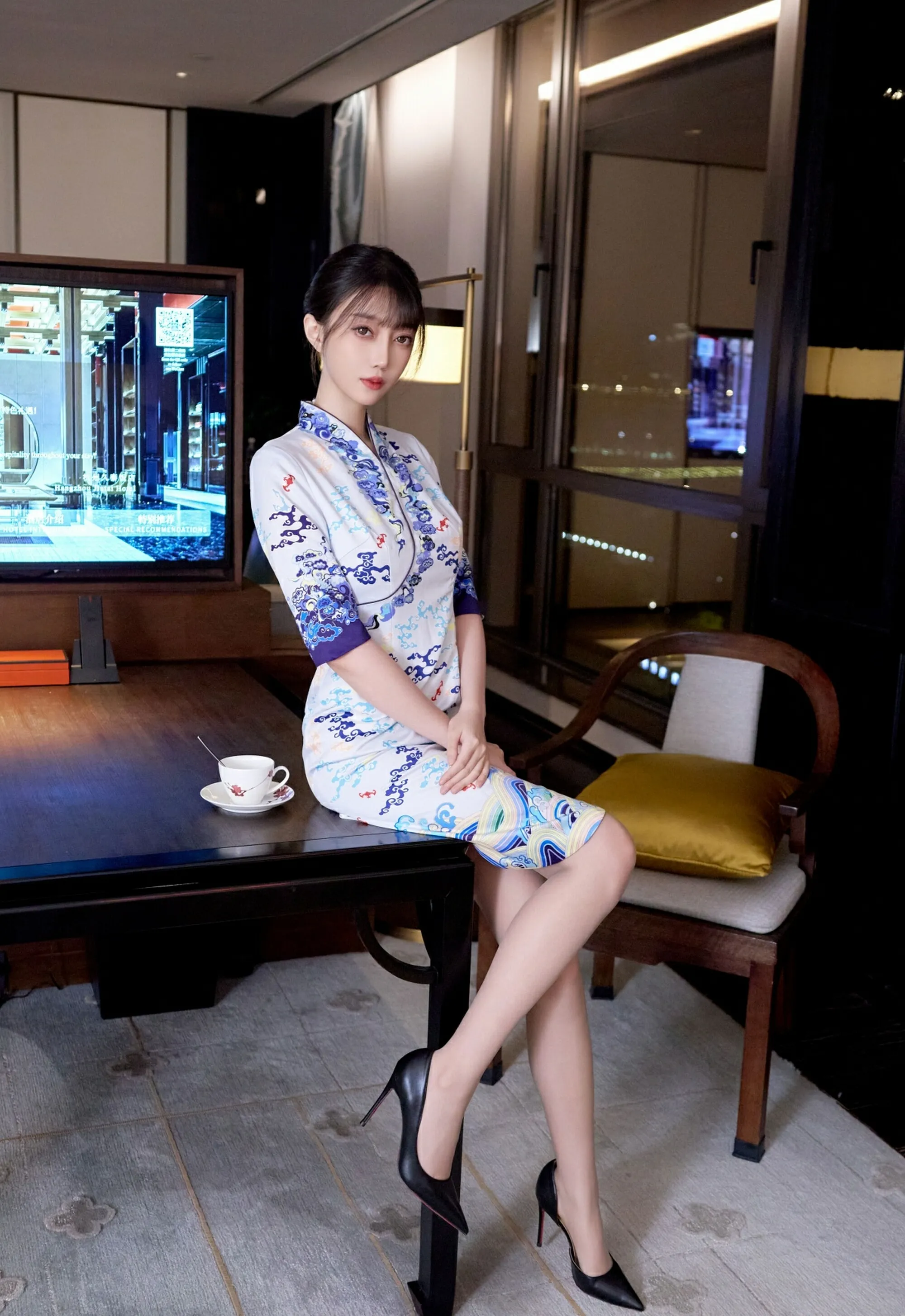 [XiuRen秀人网] 2025.09.08 No.10741 玥儿玥er 性感空姐制服诱惑 上海旅拍写真 [75+1P]