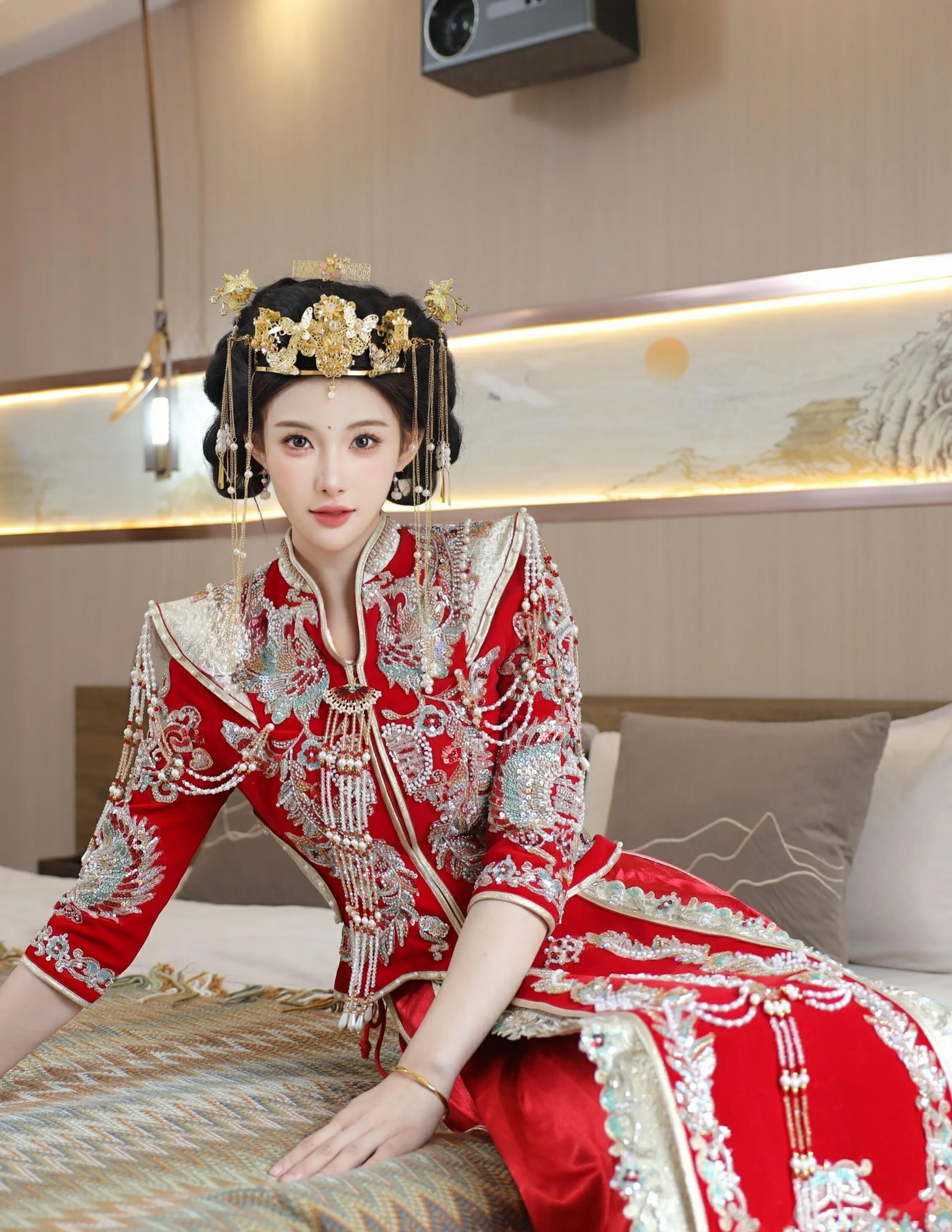 [XiuRen秀人网] 2025.09.08 No.10742 梨霜儿 红色新娘服饰 肉色丝袜 性感写真 [84+1P]