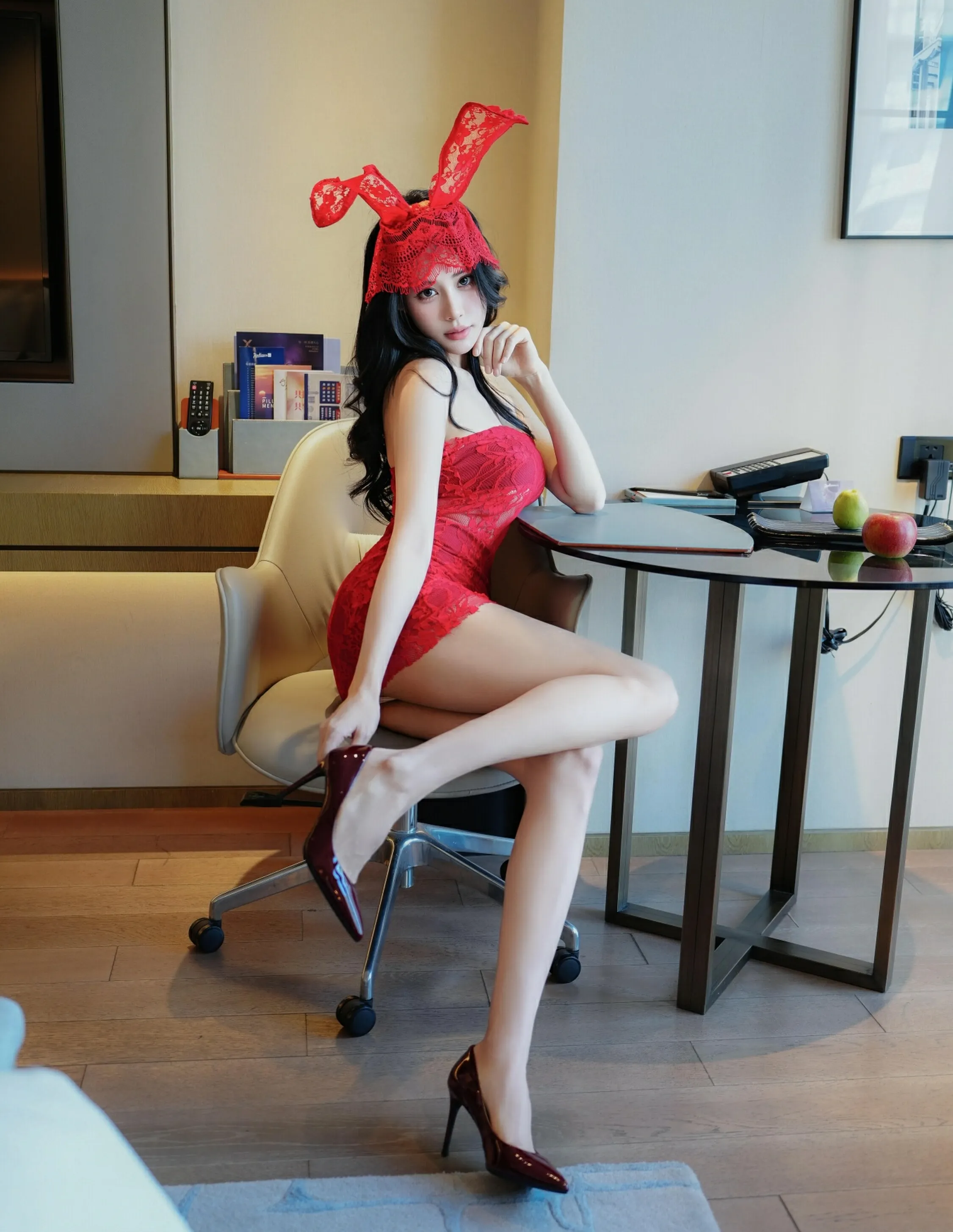 [XiuRen秀人网] 2025.09.09 No.10744 草莓mm 红色包臀裙 魅惑黑丝 性感写真 [74+1P]