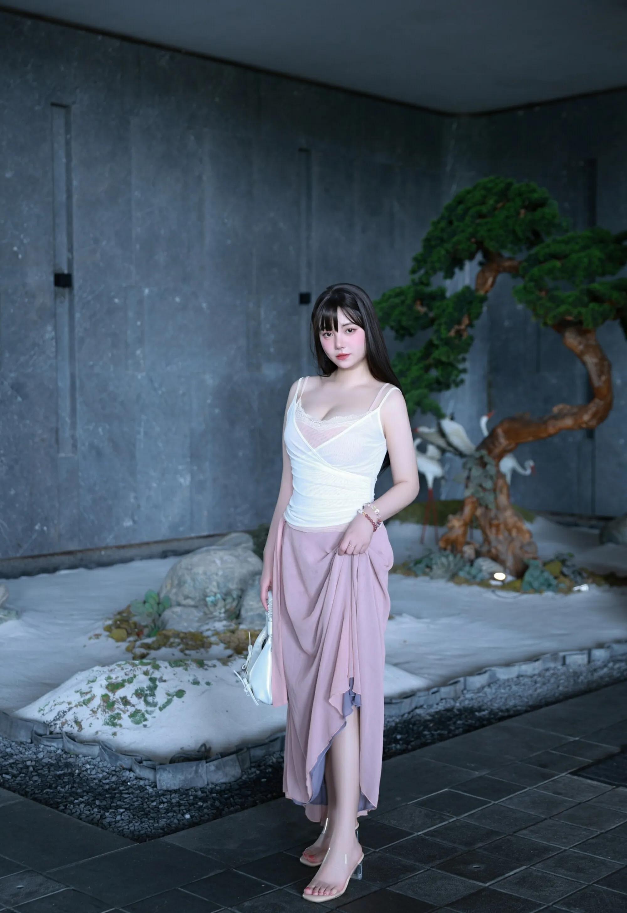 [XiuRen秀人网] 2025.09.09 No.10746 软情 粉色内衣 紫色长裙 性感写真 [86+1P]