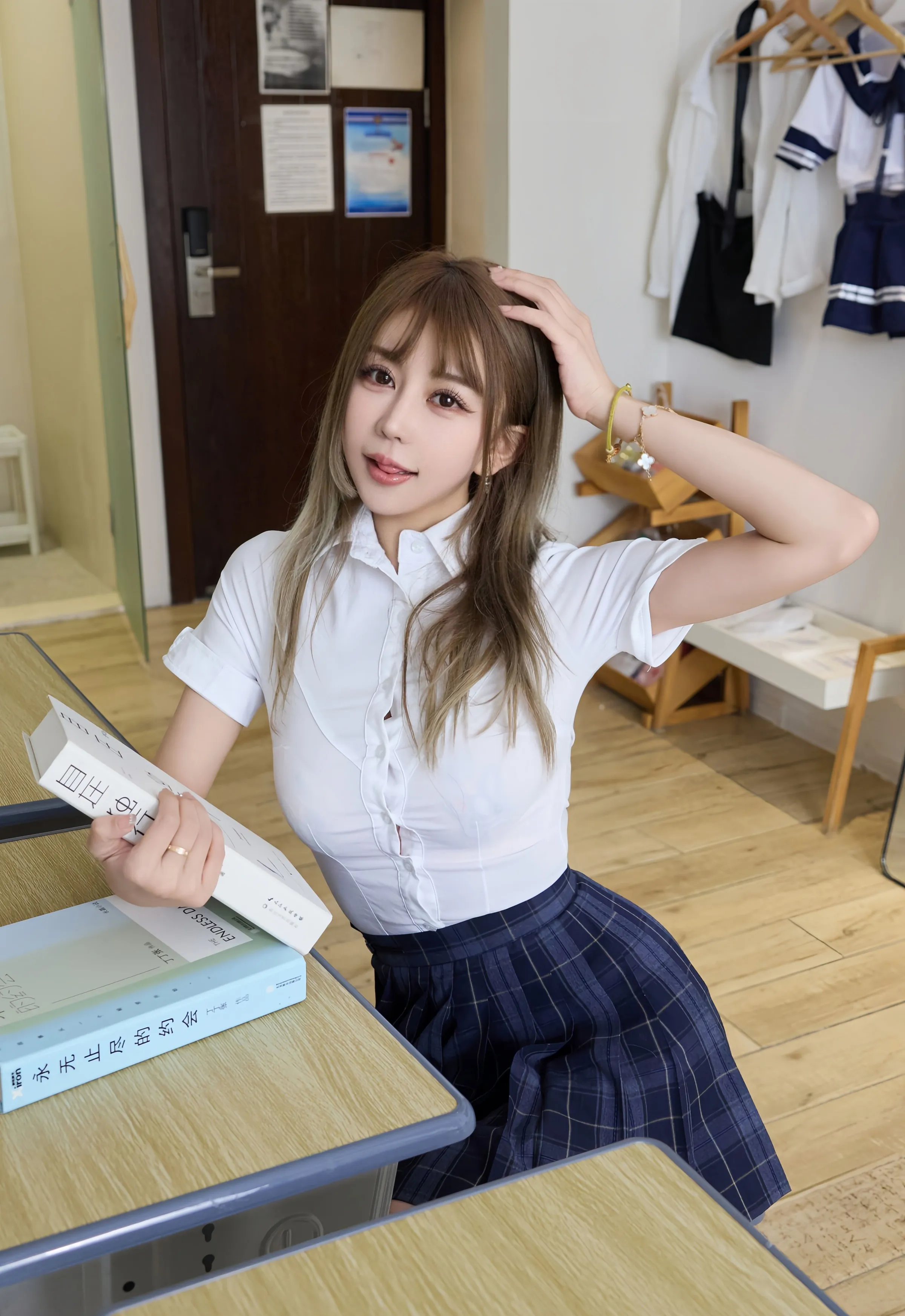 [XiuRen秀人网] 2025.09.10 No.10750 Zoe柚柚 JK短裙 超薄肉丝 性感写真 [70+1P]