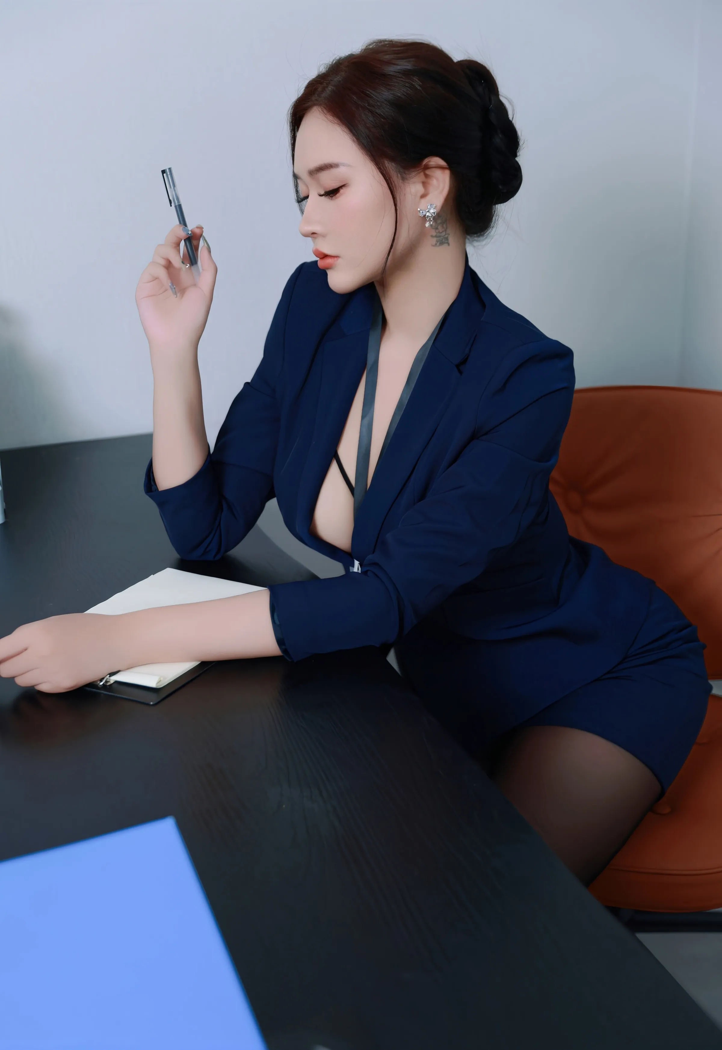 [XiuRen秀人网] 2025.09.10 No.10751 娜比 深色OL服饰 魅惑黑丝 性感写真 [75+1P]