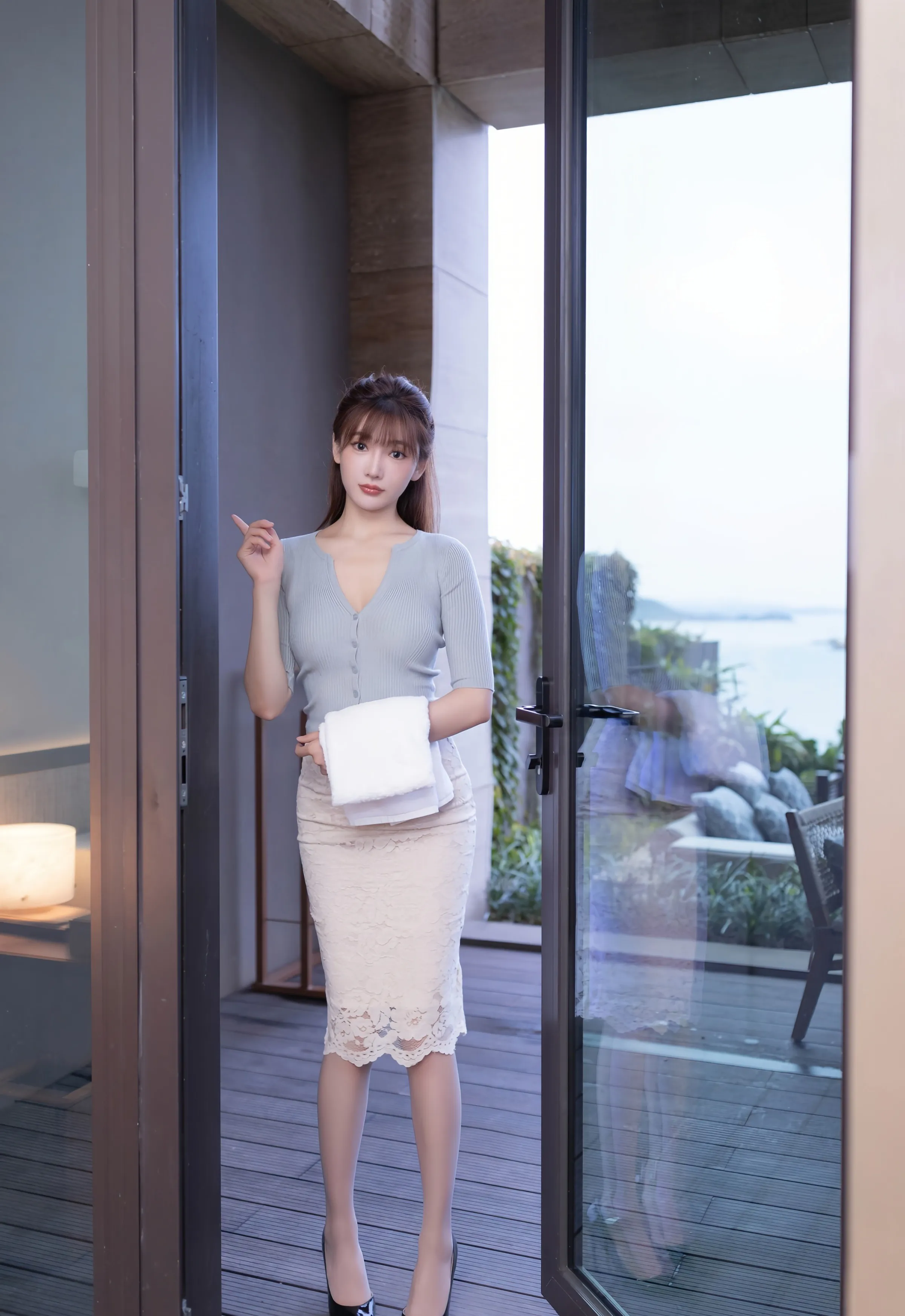 [XiuRen秀人网] 2025.09.11 No.10757 陆萱萱 性感浅色长裙 诱人白色丝袜 西安旅拍写真 [73+1P]