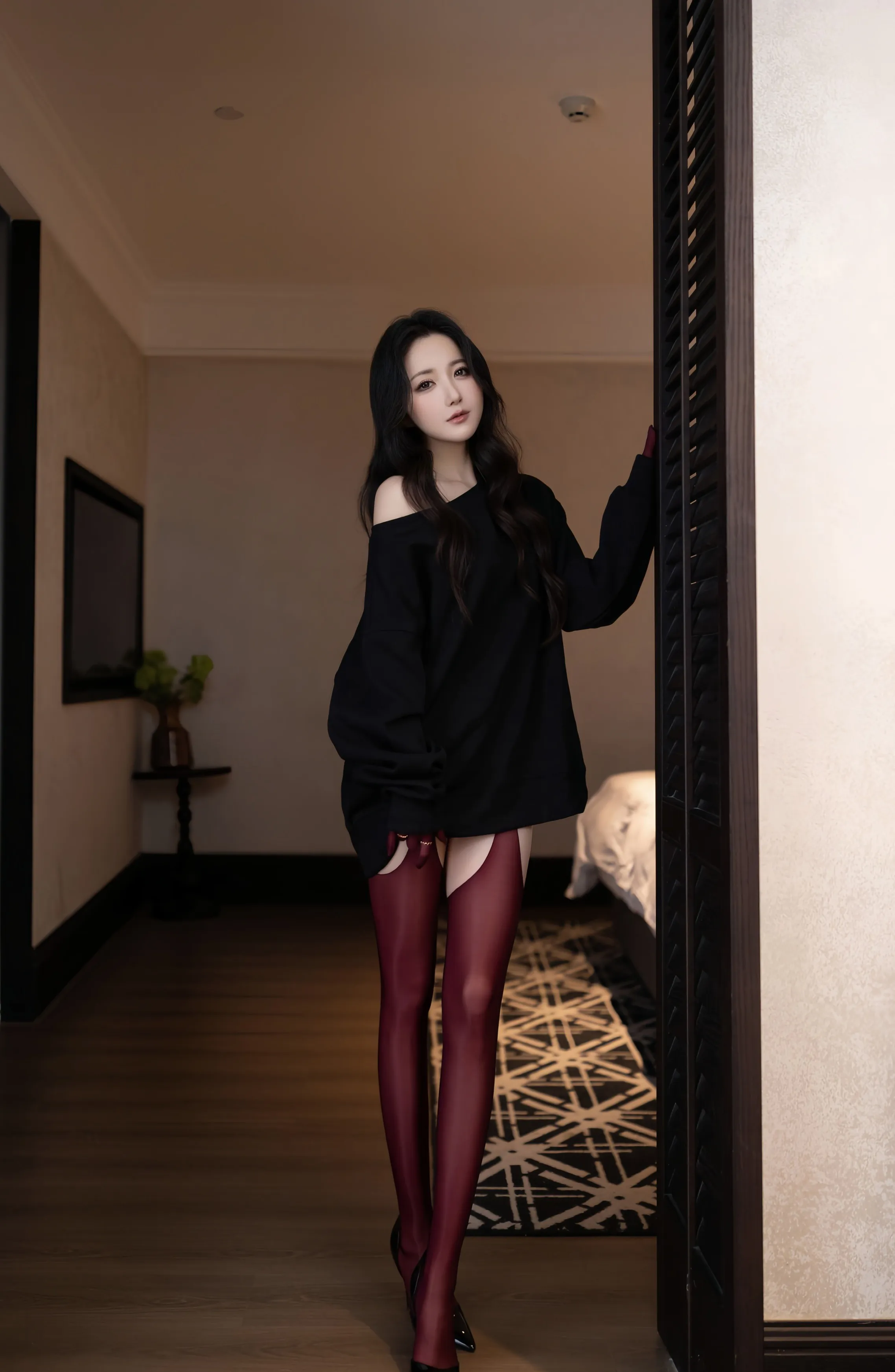 [XiuRen秀人网] 2025.09.19 No.10790 鱼子酱Fish 黑色情趣内衣 红色丝袜 性感写真 [74+1P]