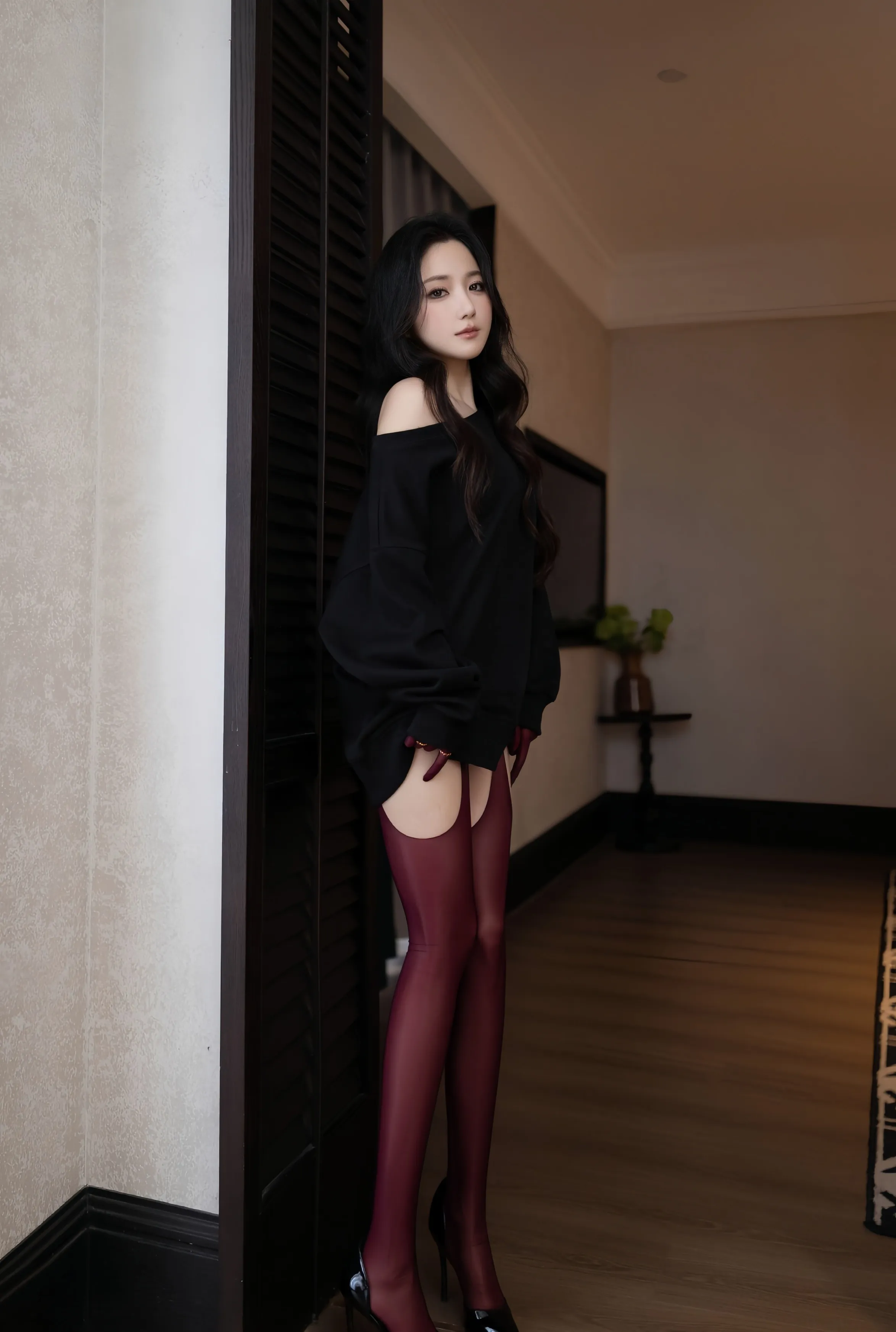 [XiuRen秀人网] 2025.09.19 No.10790 鱼子酱Fish 黑色情趣内衣 红色丝袜 性感写真 [74+1P]