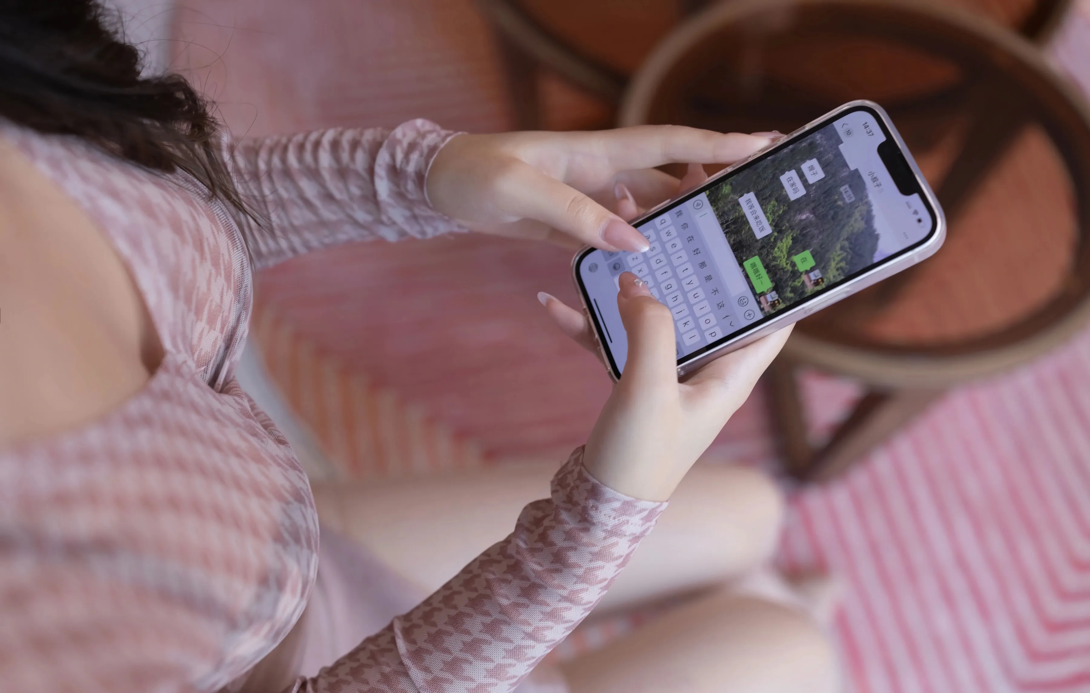 [XiuRen秀人网] 2025.09.22 No.10795 唐安琪 紫色短裙 肉色丝袜 性感写真 [72+1P]