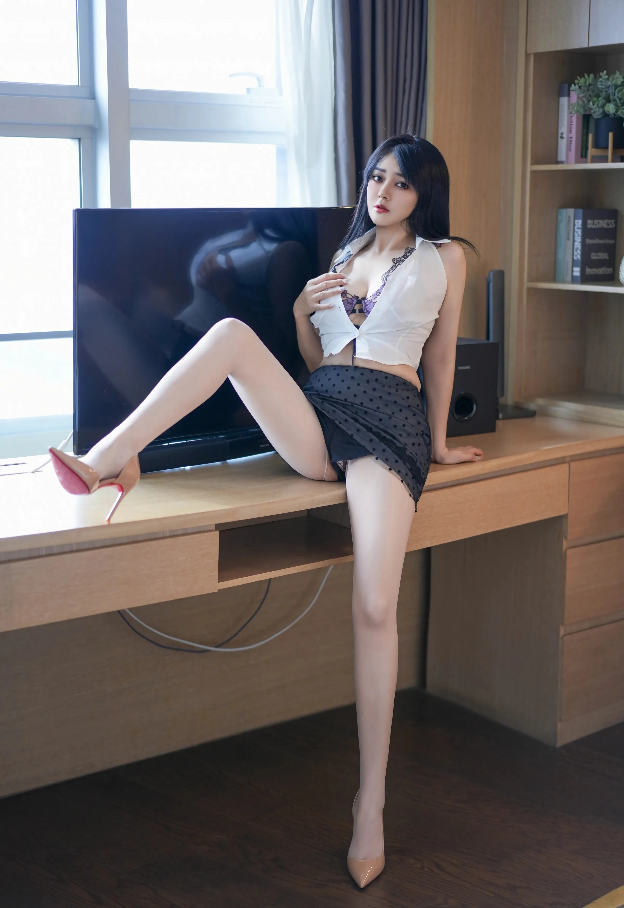 [YOUMI尤蜜荟] 2025.09.24 VOL.1169 凯竹Quinn 黑色蕾丝波点短裙 性感写真 [69+1P]