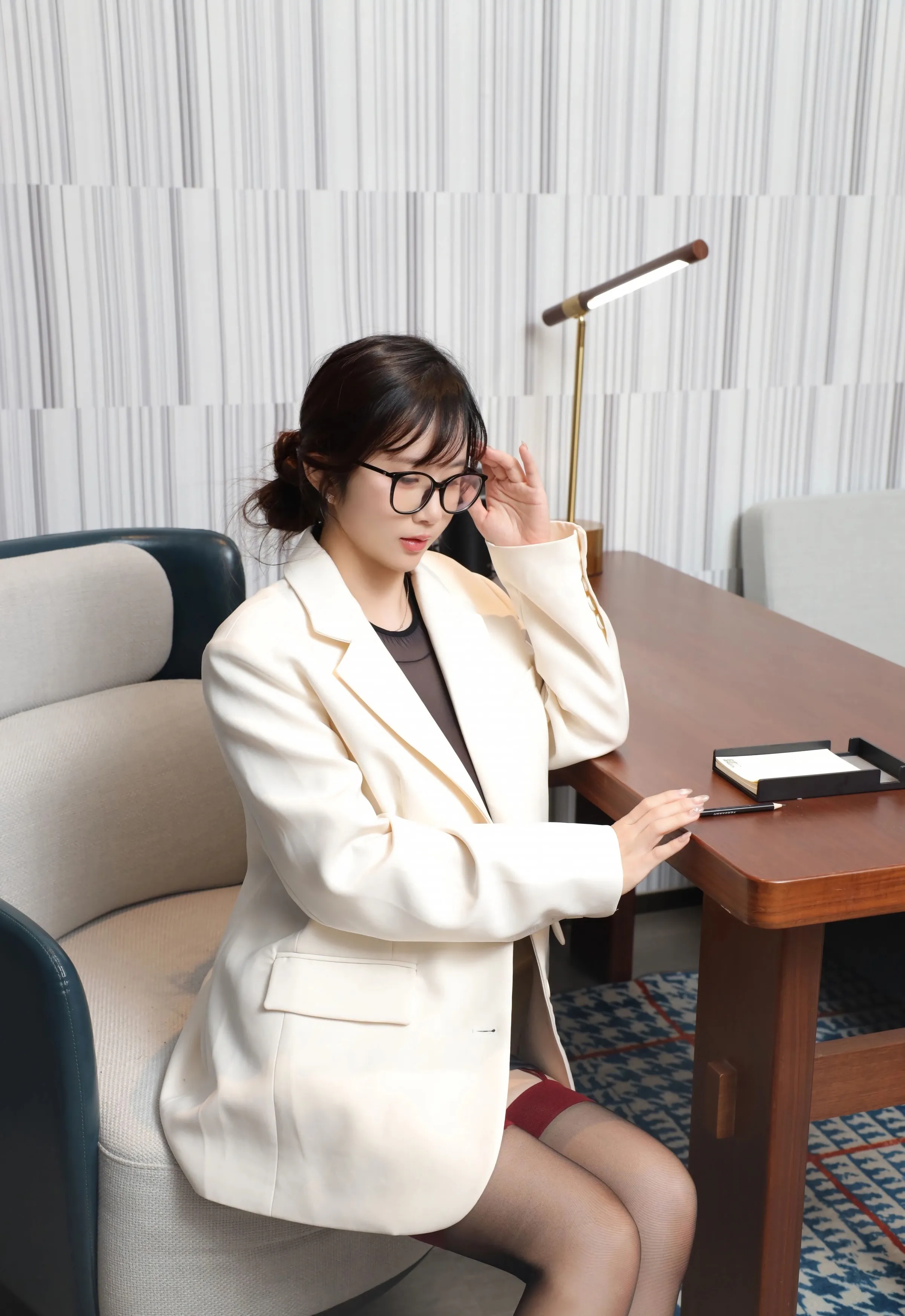 [XiuRen秀人网] 2025.09.25 No.10805 小肉肉咪 白色OL服饰 魅惑黑丝 性感写真 [72+1P]