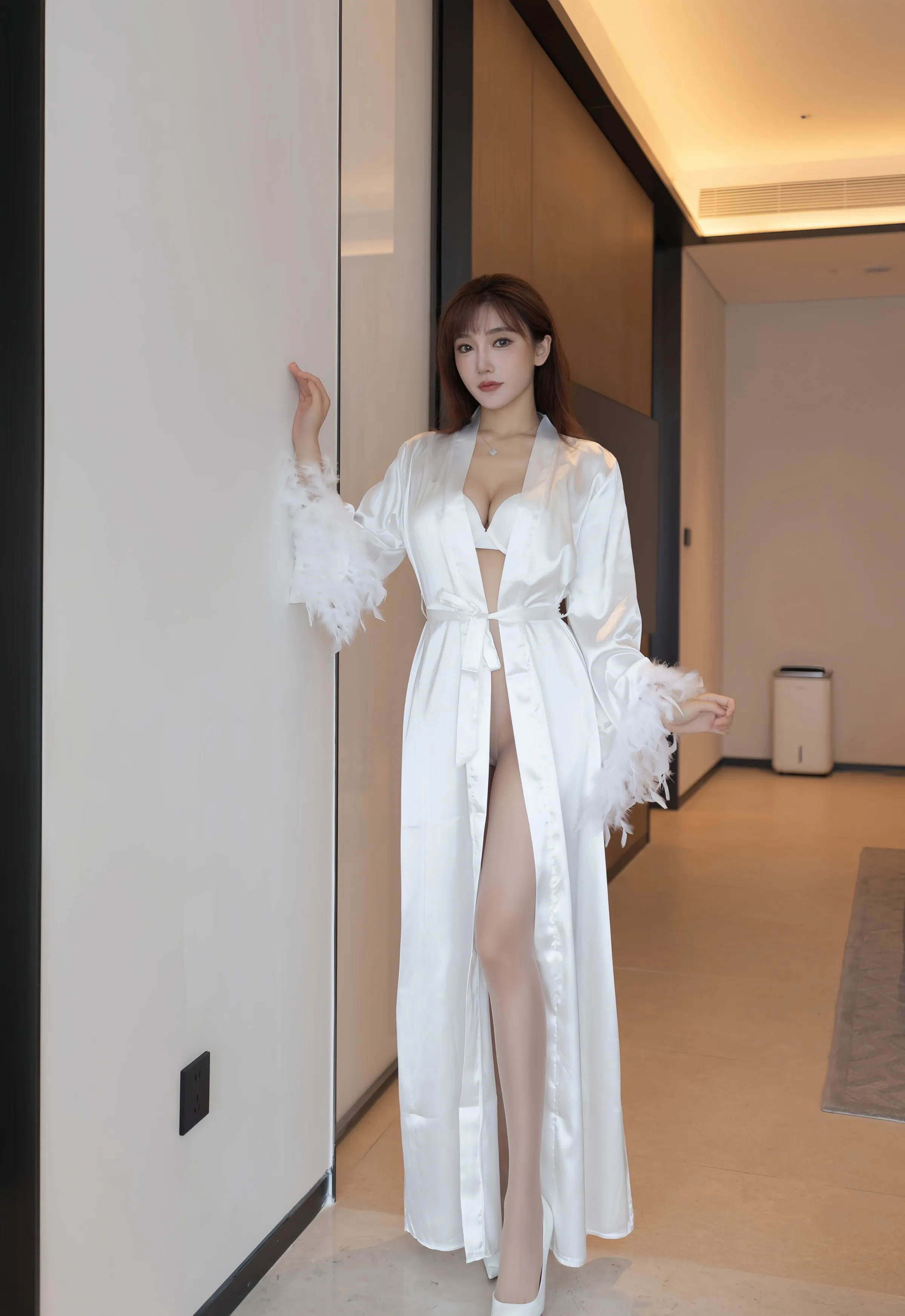 [XiuRen秀人网] 2025.09.25 No.10809 陆萱萱 白色睡袍 肉色丝袜 性感写真 [71+1P]