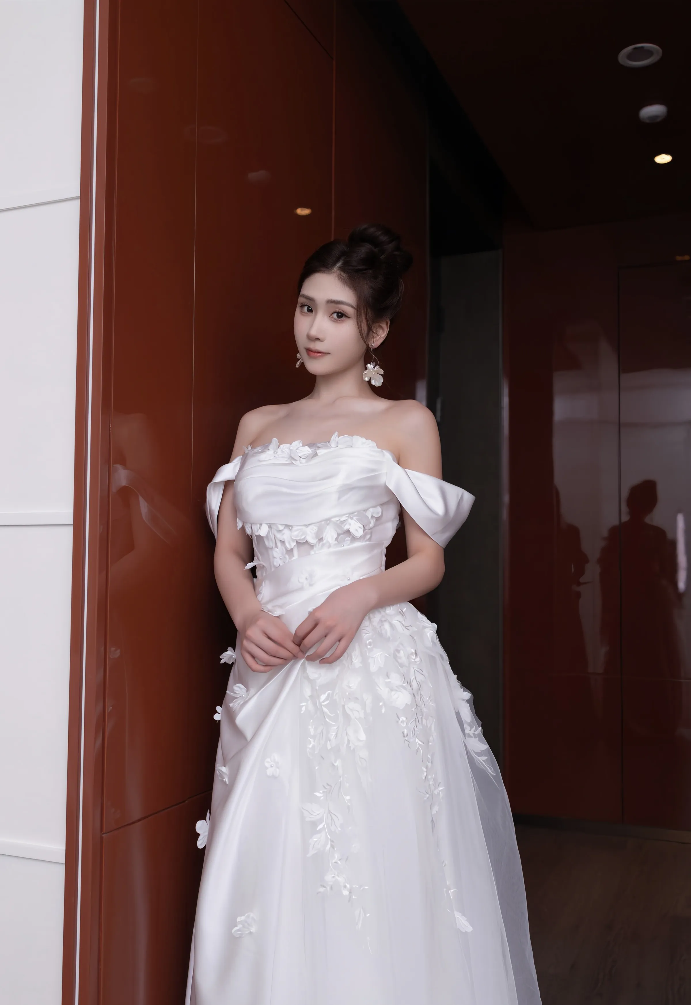 [XiuRen秀人网] 2025.09.26 No.10814 刘婷婷 白色婚纱 肉色丝袜 性感写真 [80+1P]