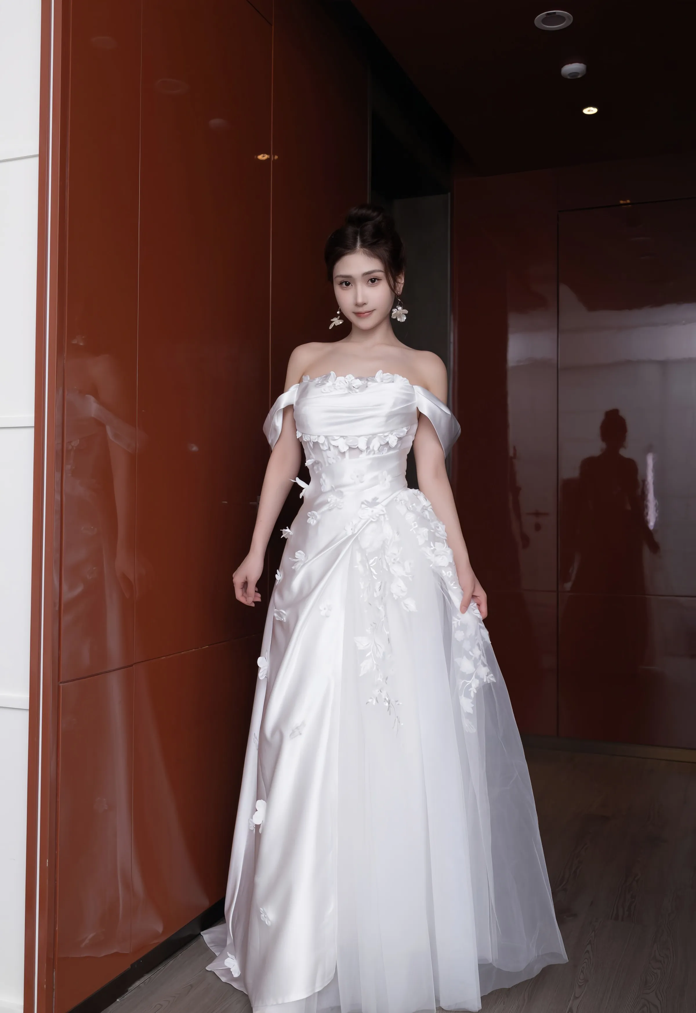 [XiuRen秀人网] 2025.09.26 No.10814 刘婷婷 白色婚纱 肉色丝袜 性感写真 [80+1P]