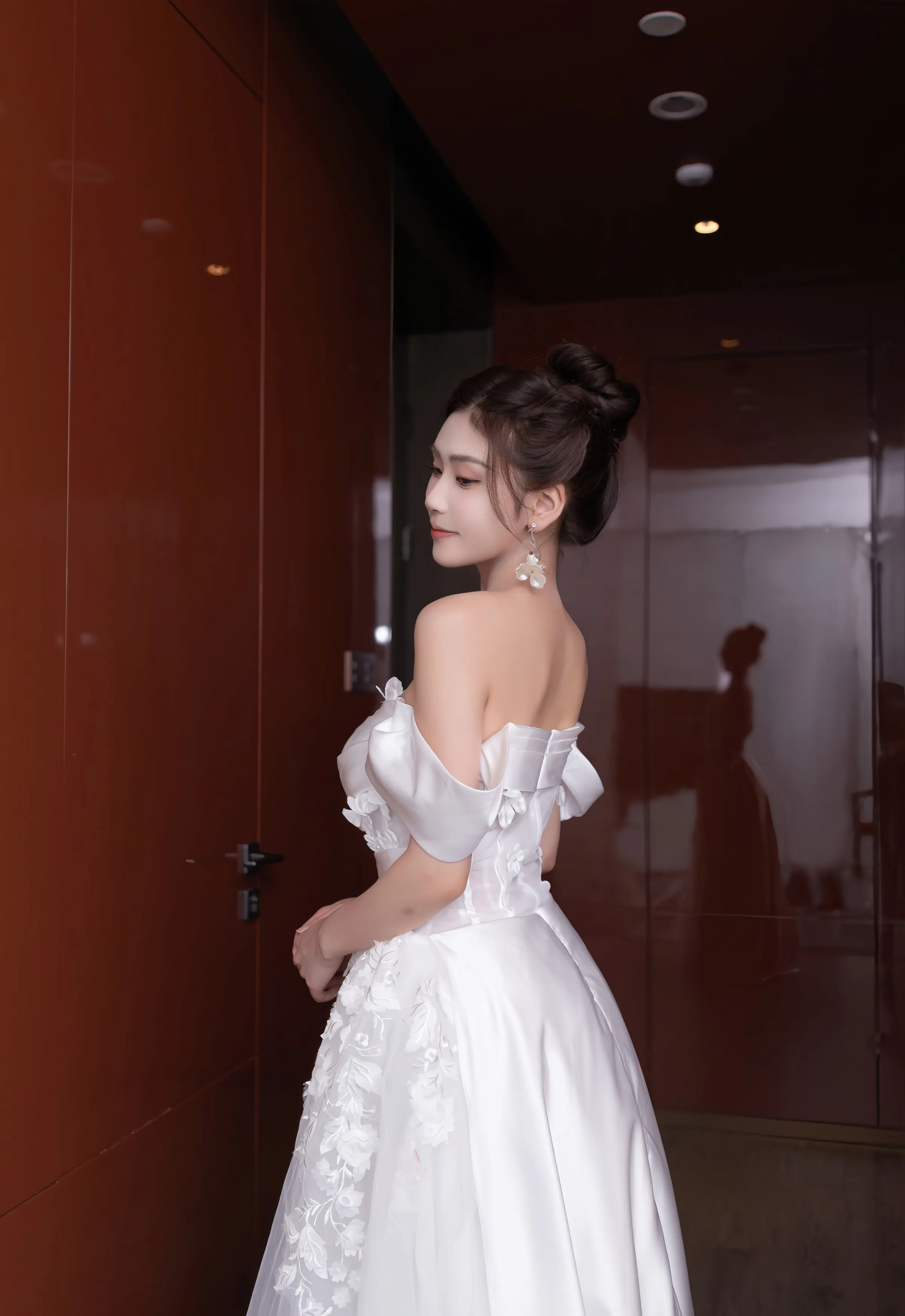 [XiuRen秀人网] 2025.09.26 No.10814 刘婷婷 白色婚纱 肉色丝袜 性感写真 [80+1P]