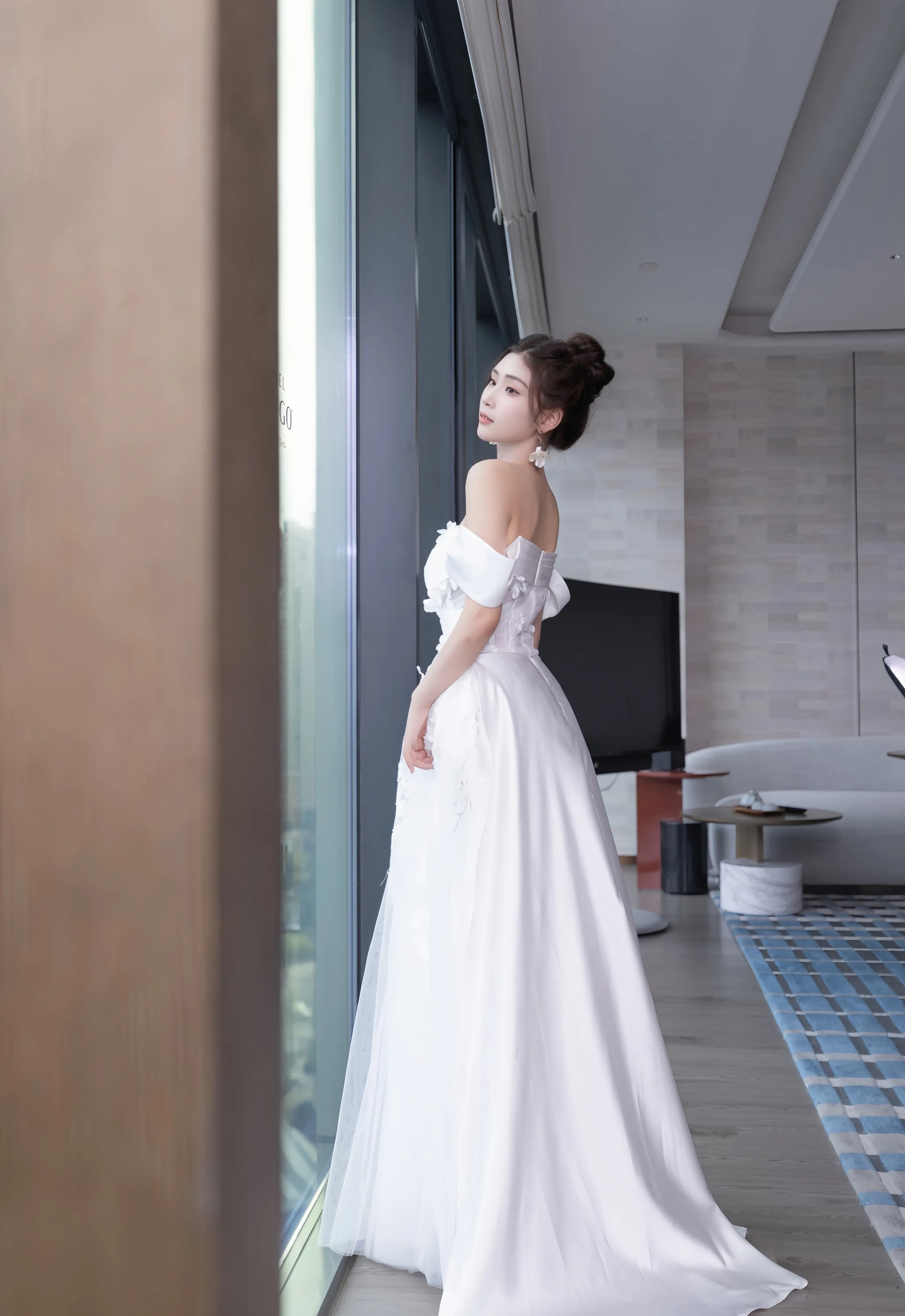 [XiuRen秀人网] 2025.09.26 No.10814 刘婷婷 白色婚纱 肉色丝袜 性感写真 [80+1P]