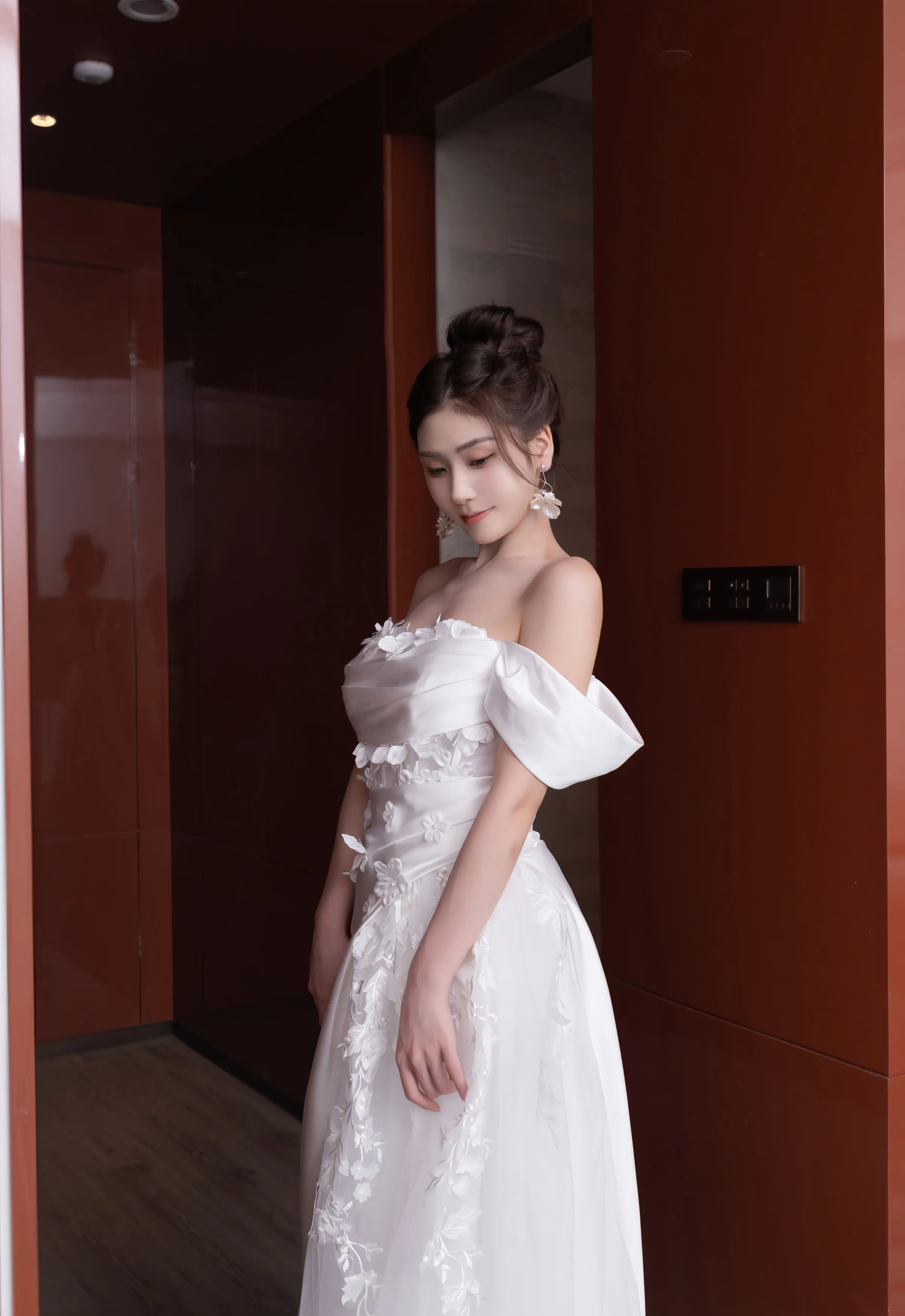 [XiuRen秀人网] 2025.09.26 No.10814 刘婷婷 白色婚纱 肉色丝袜 性感写真 [80+1P]