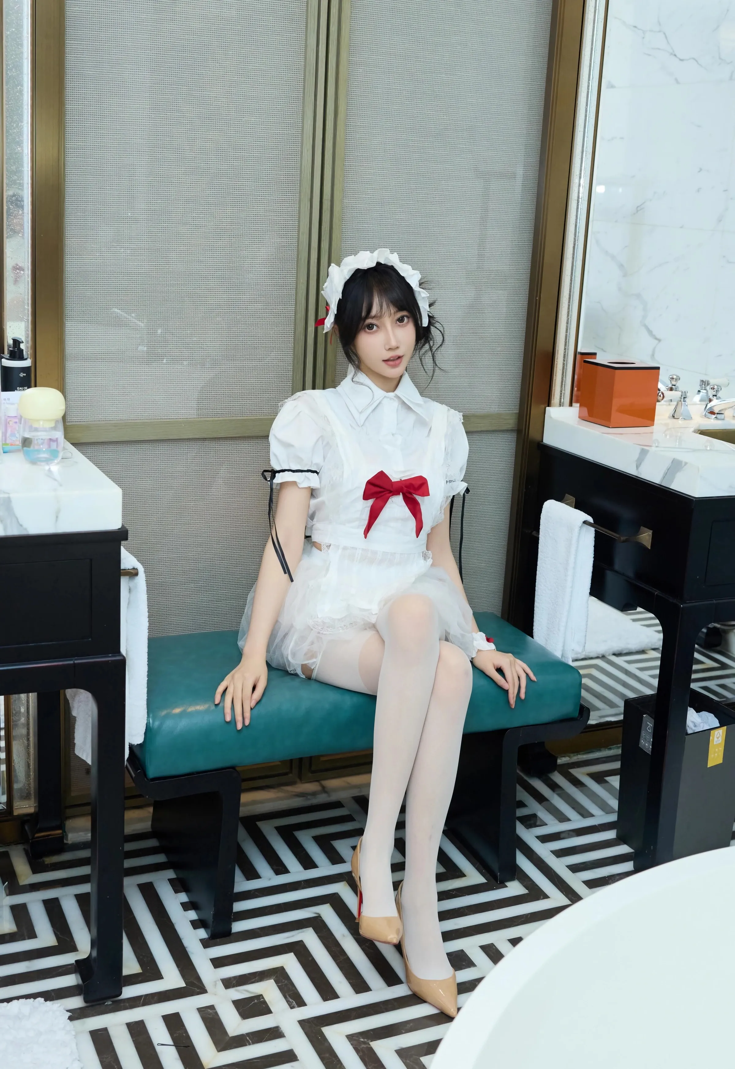 [XiuRen秀人网] 2025.09.29 No.10827 玥儿玥er 性感萝莉女仆装 上海旅拍写真 [64+1P]