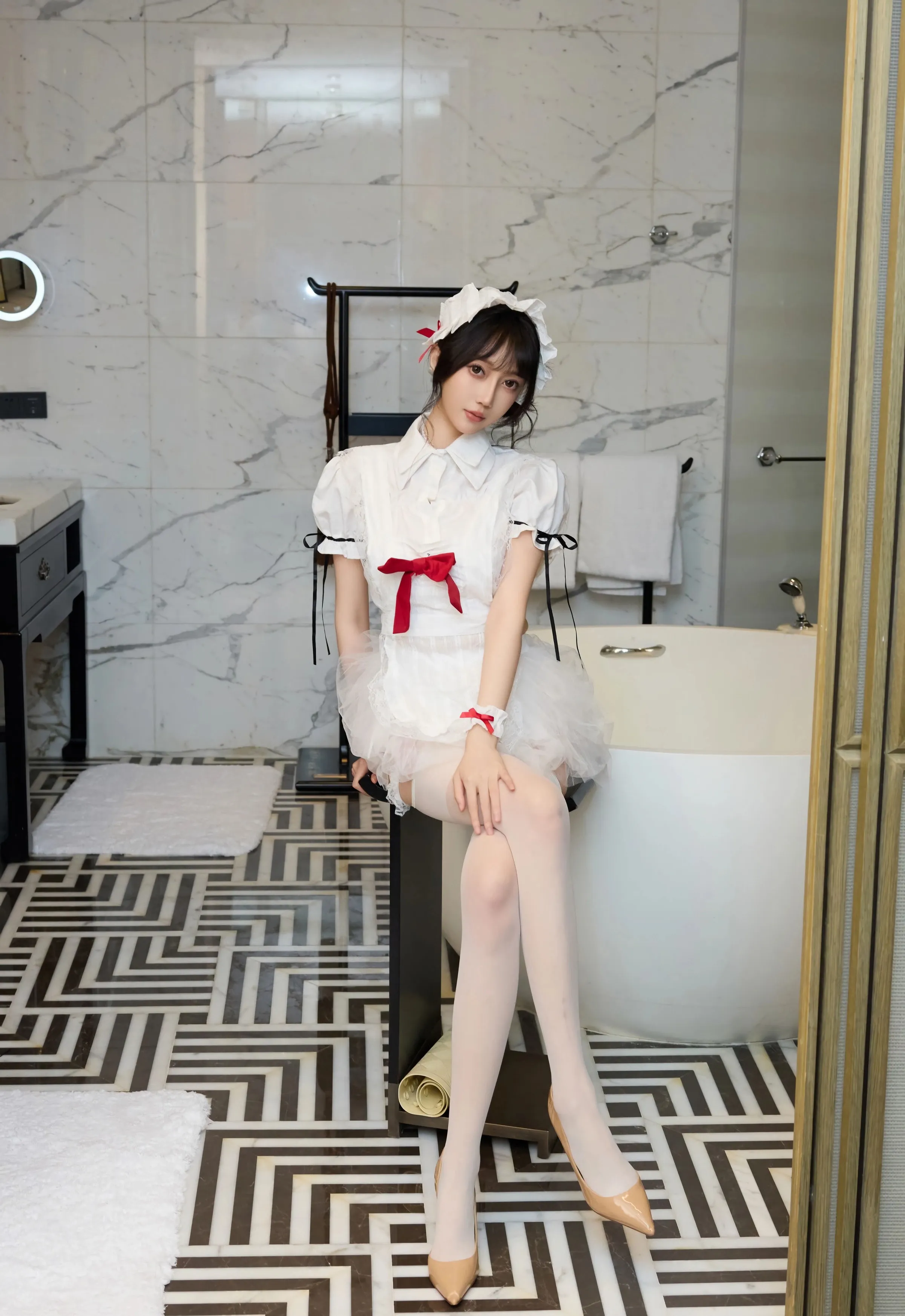 [XiuRen秀人网] 2025.09.29 No.10827 玥儿玥er 性感萝莉女仆装 上海旅拍写真 [64+1P]