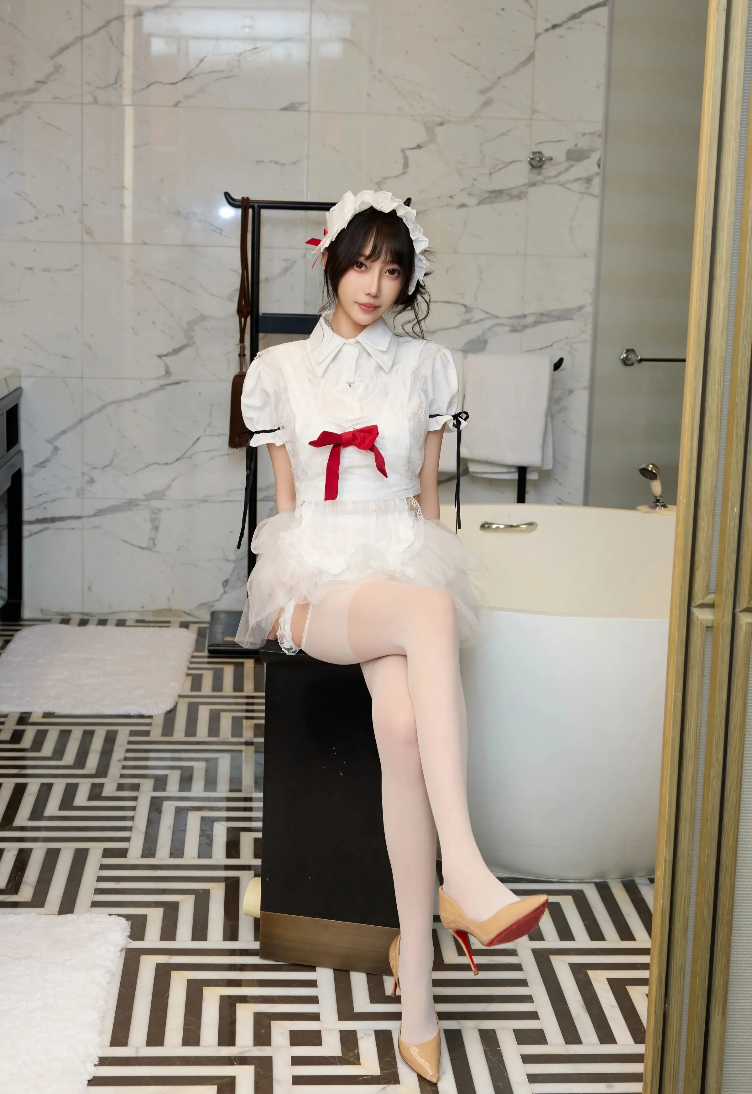 [XiuRen秀人网] 2025.09.29 No.10827 玥儿玥er 性感萝莉女仆装 上海旅拍写真 [64+1P]