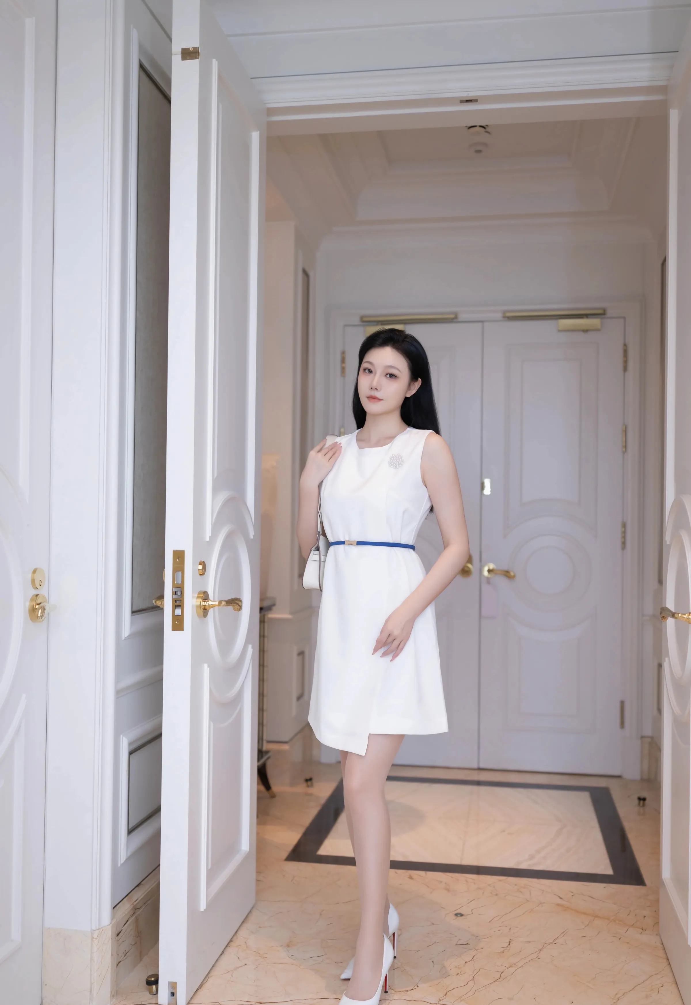 [XiuRen秀人网] 2025.09.29 No.10829 安然anran 性感蓝灰色内衣 珠海旅拍写真 [80+1P]