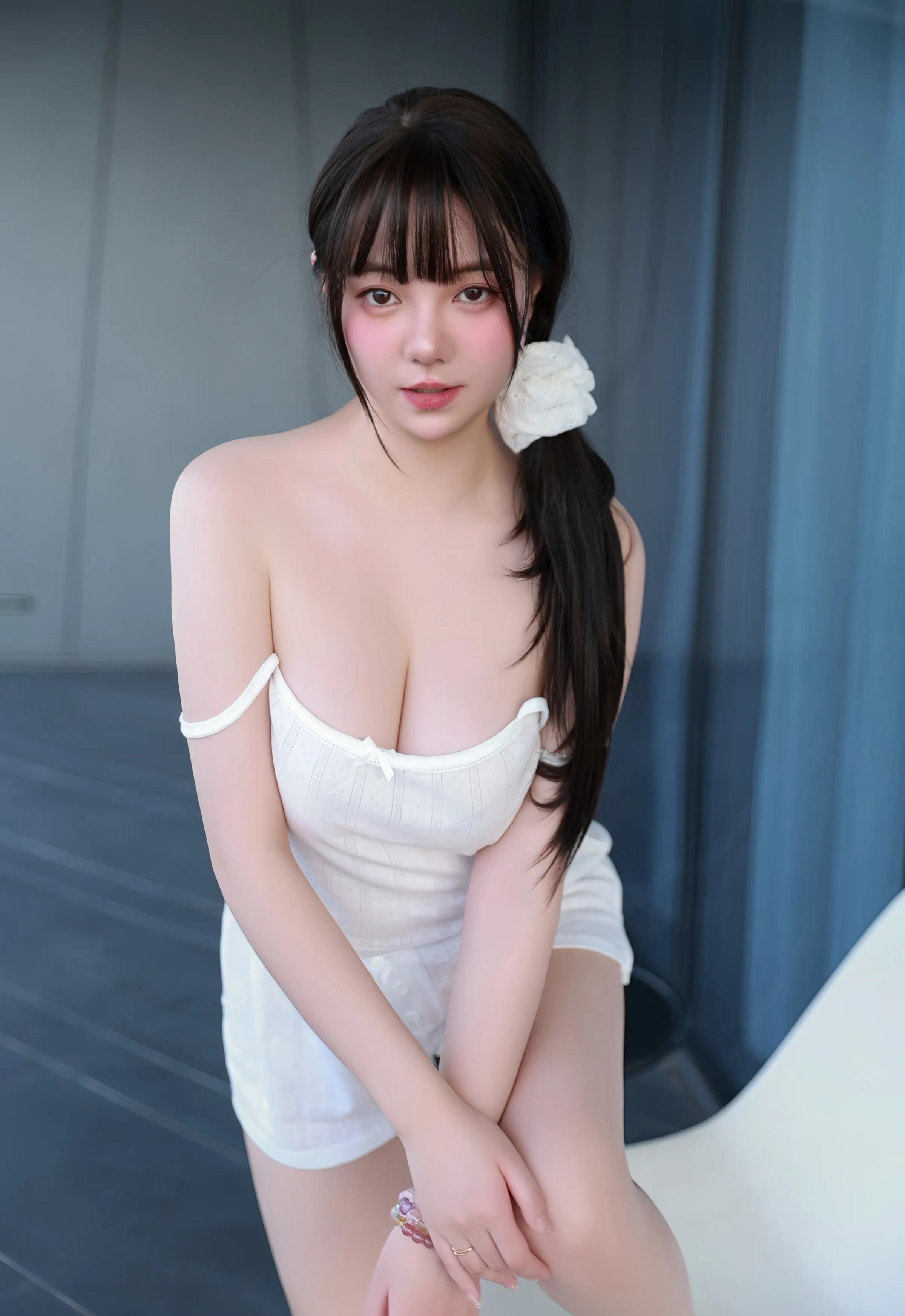 [XiuRen秀人网] 2025.10.09 No.10841 软情 白色吊带白色短裤 性感写真 [70+1P]