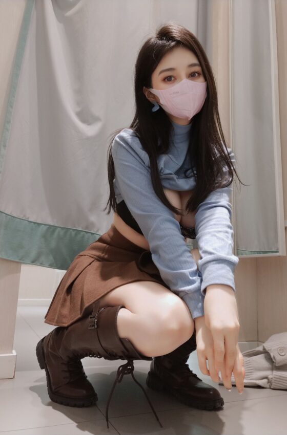 [COSPLAY] Coser小姐姐白银 – 更衣室自拍