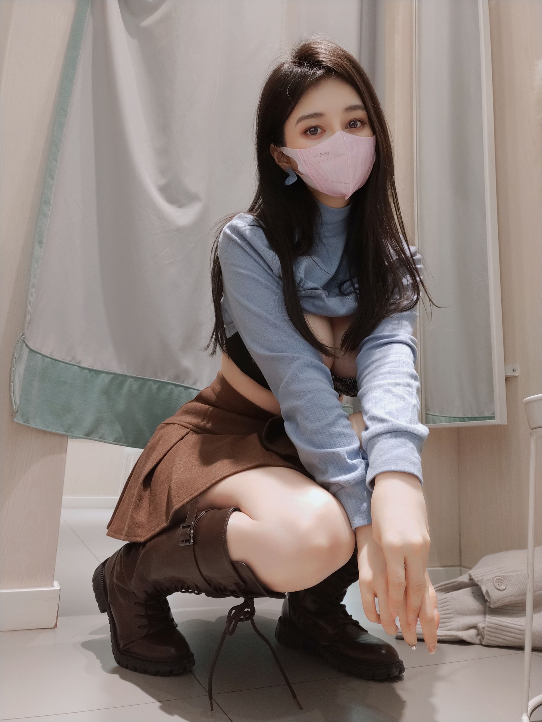 [COSPLAY] Coser小姐姐白银 – 更衣室自拍