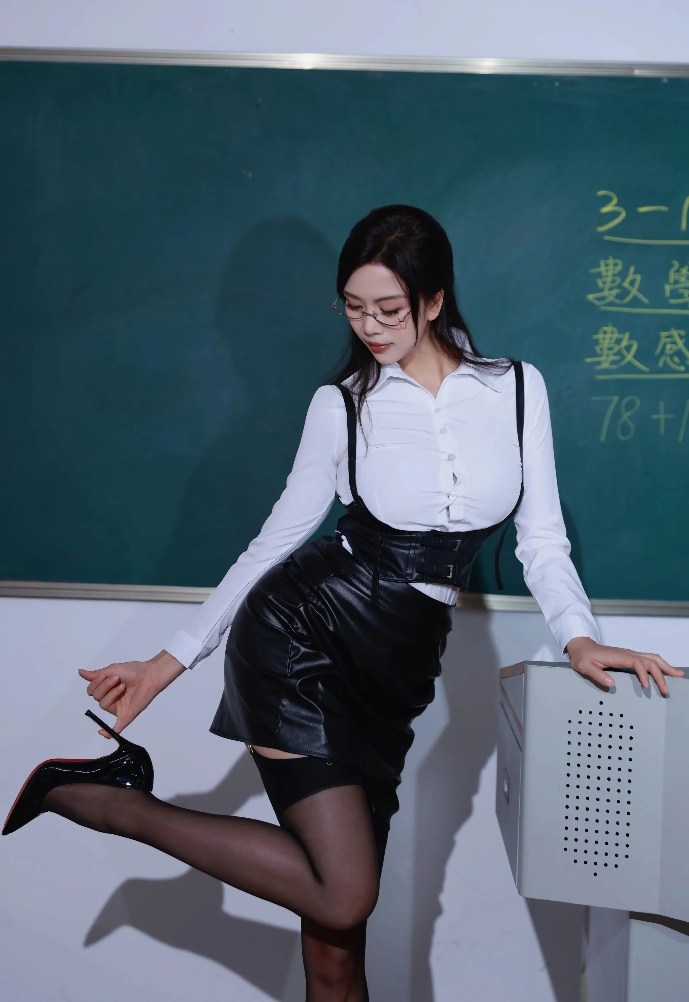 [XiuRen秀人网] 2025.10.10 No.10846 玫瑰我爱你 白色衬衫 魅惑黑丝 性感写真 [63+1P]