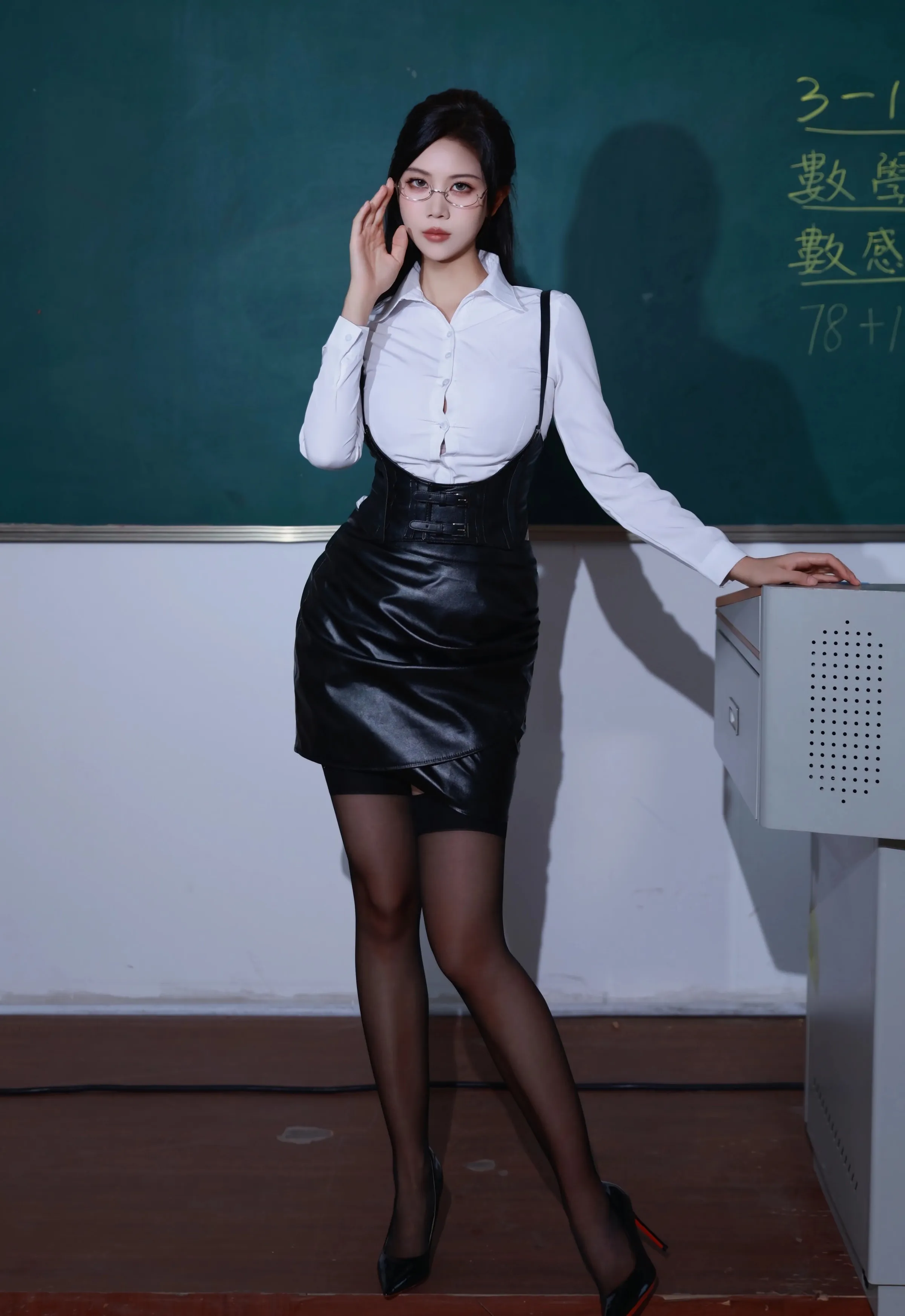 [XiuRen秀人网] 2025.10.10 No.10846 玫瑰我爱你 白色衬衫 魅惑黑丝 性感写真 [63+1P]