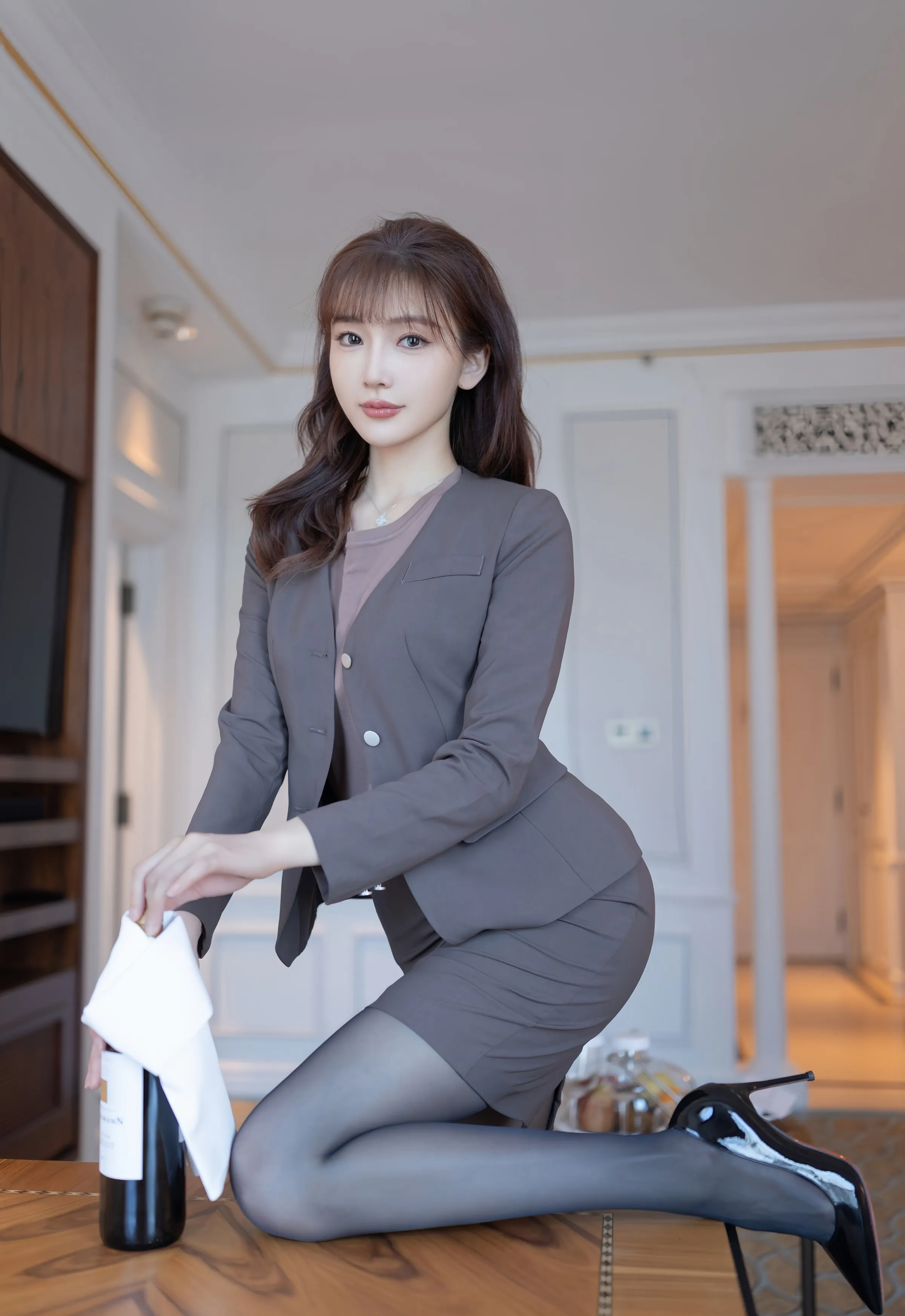 [XiuRen秀人网] 2025.10.10 No.10850 陆萱萱 深色OL服饰 性感写真 [78+1P]