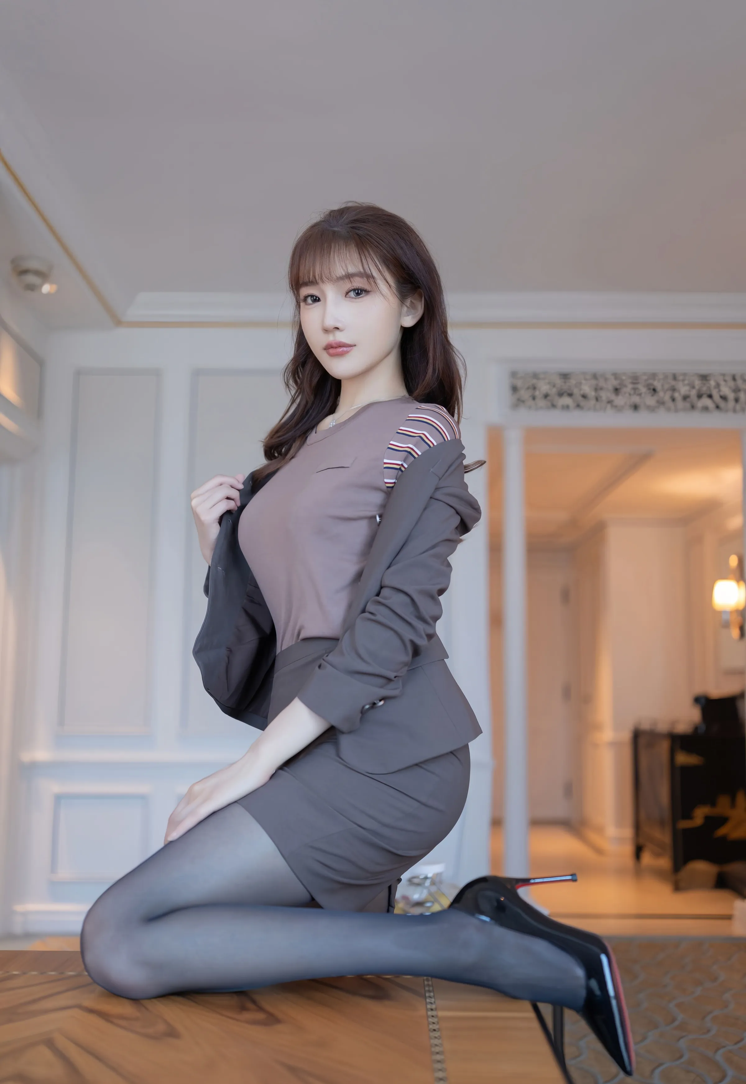 [XiuRen秀人网] 2025.10.10 No.10850 陆萱萱 深色OL服饰 性感写真 [78+1P]