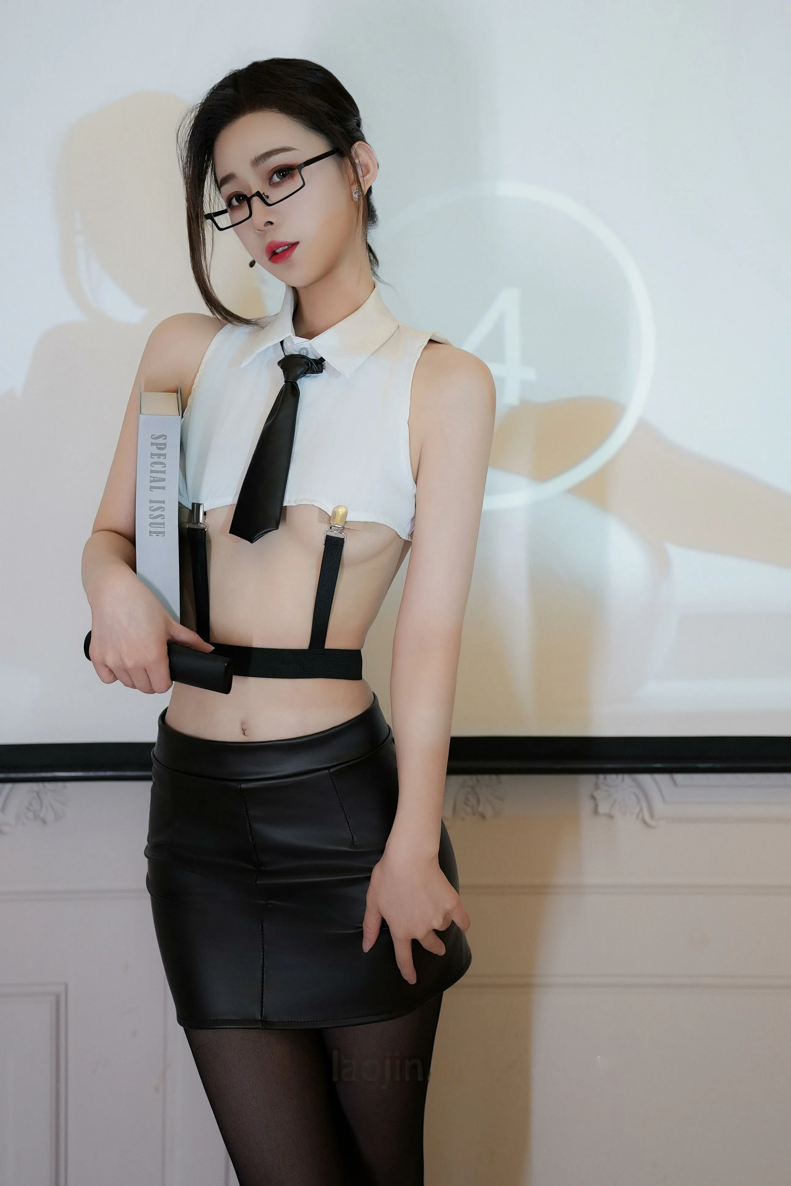 [秀人内购] 软糖爱喝奶 诱人私拍福利 纯欲教师