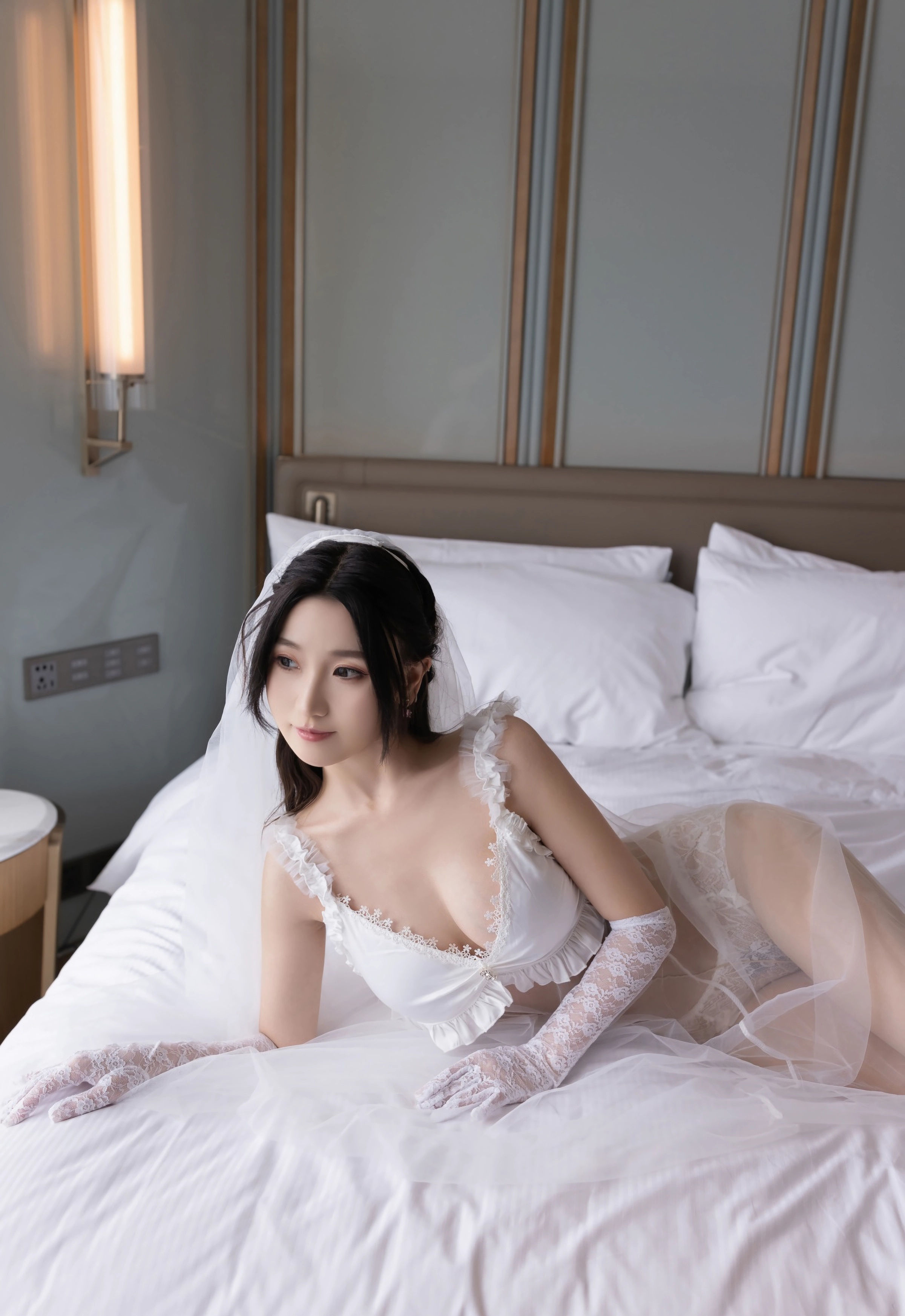 [XiuRen秀人网] 2025.10.15 No.10871 杏子Yada 轻透白纱搭配肉色丝袜 性感写真 [70+1P]
